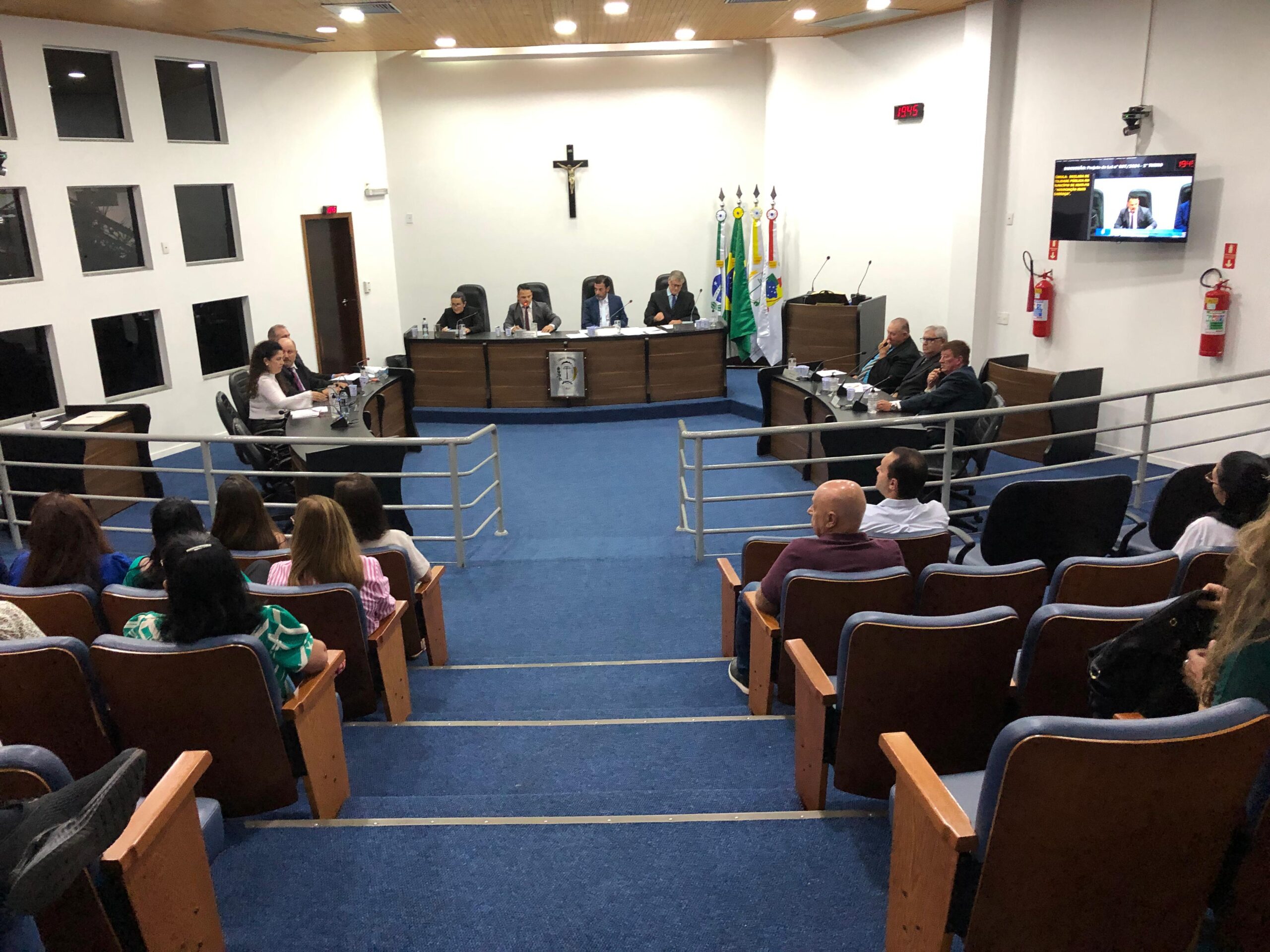 Aprovada em 1ª votação PL que flexibiliza horário de funcionamento do comércio