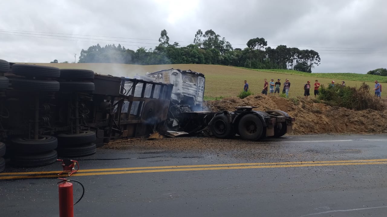 Carreta fica em chamas em acidente na BR 476, em São Mateus do Sul