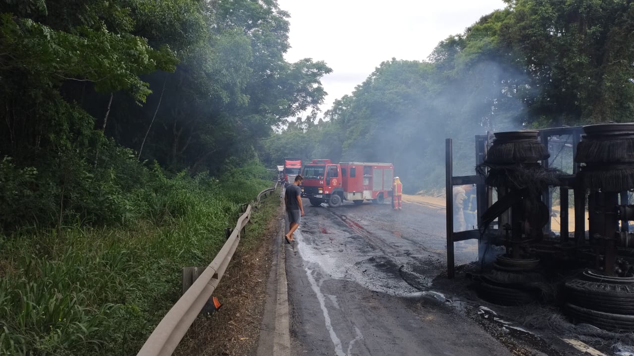 Carreta fica em chamas em acidente na BR 476, em São Mateus do Sul