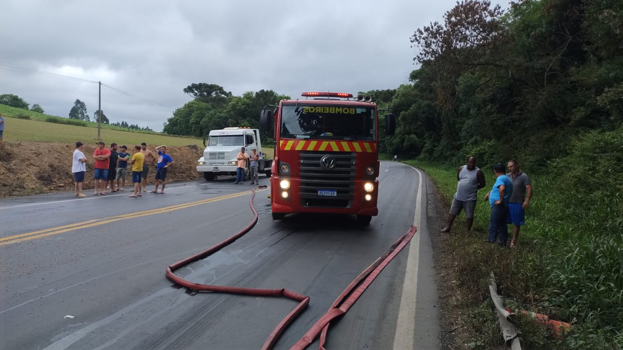 Carreta fica em chamas em acidente na BR 476, em São Mateus do Sul