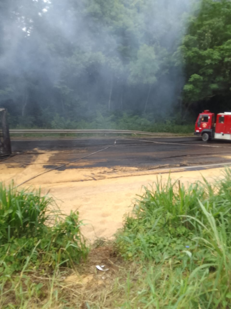 Carreta fica em chamas em acidente na BR 476, em São Mateus do Sul