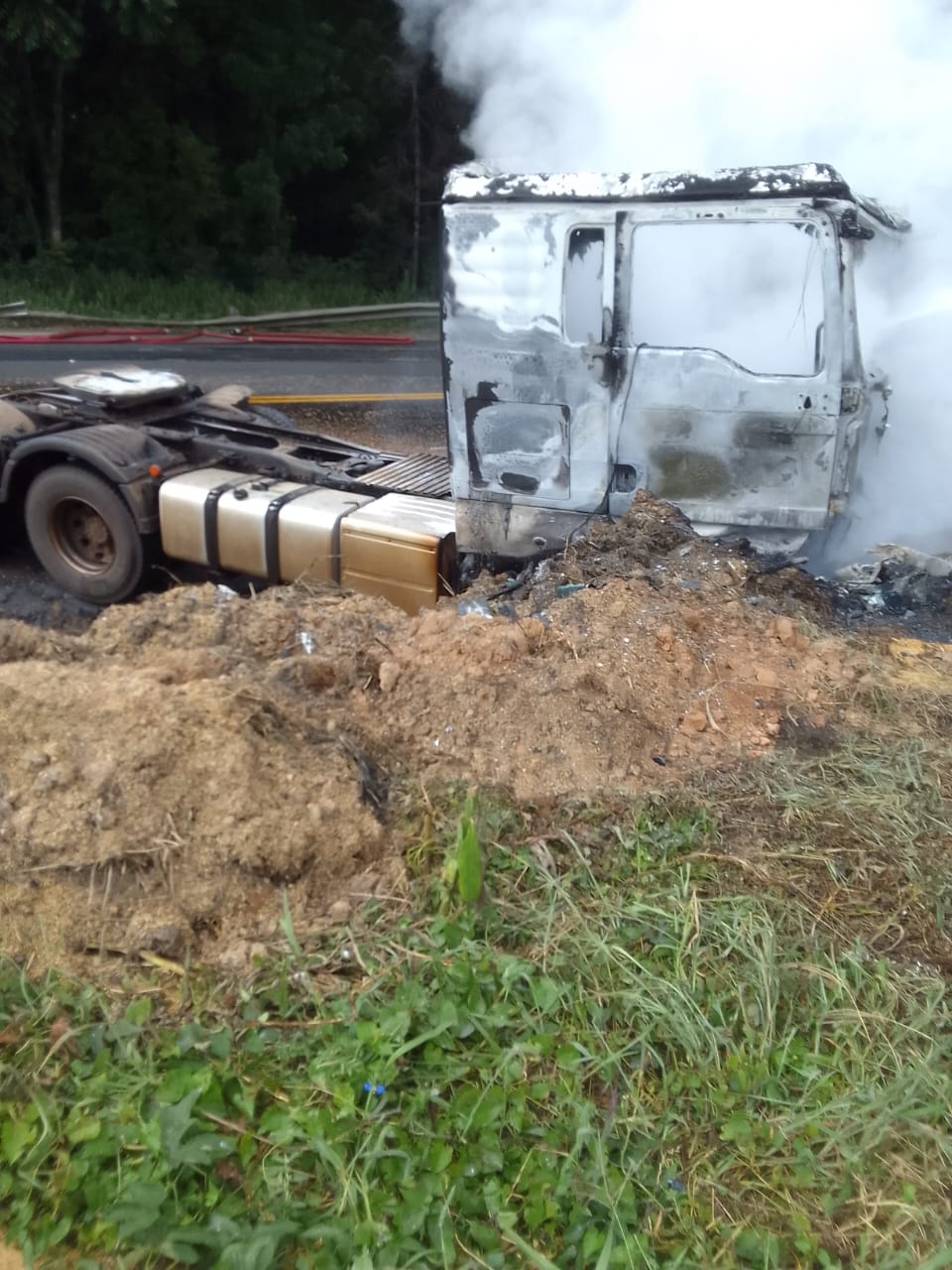 Carreta fica em chamas em acidente na BR 476, em São Mateus do Sul