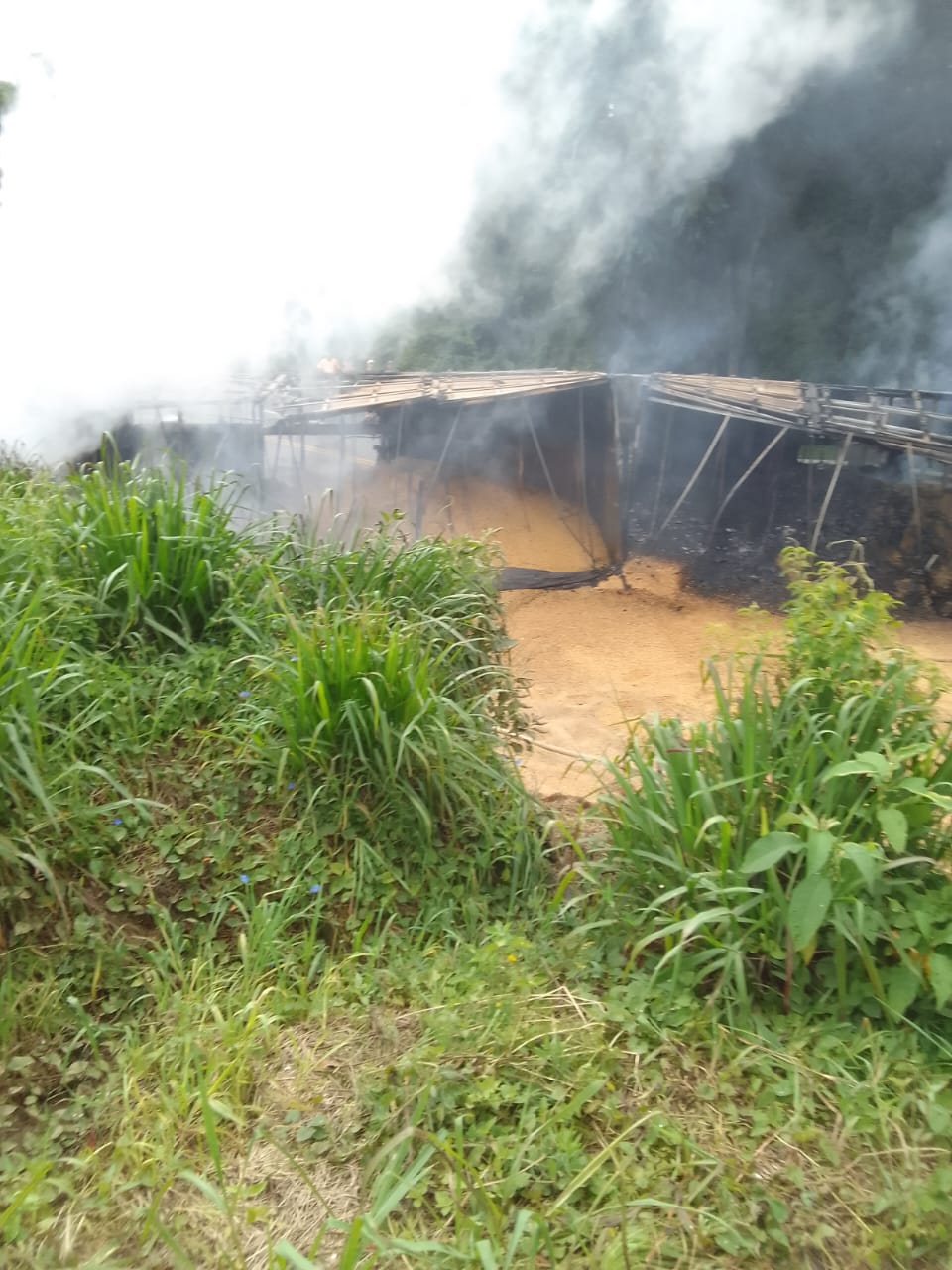 Carreta fica em chamas em acidente na BR 476, em São Mateus do Sul