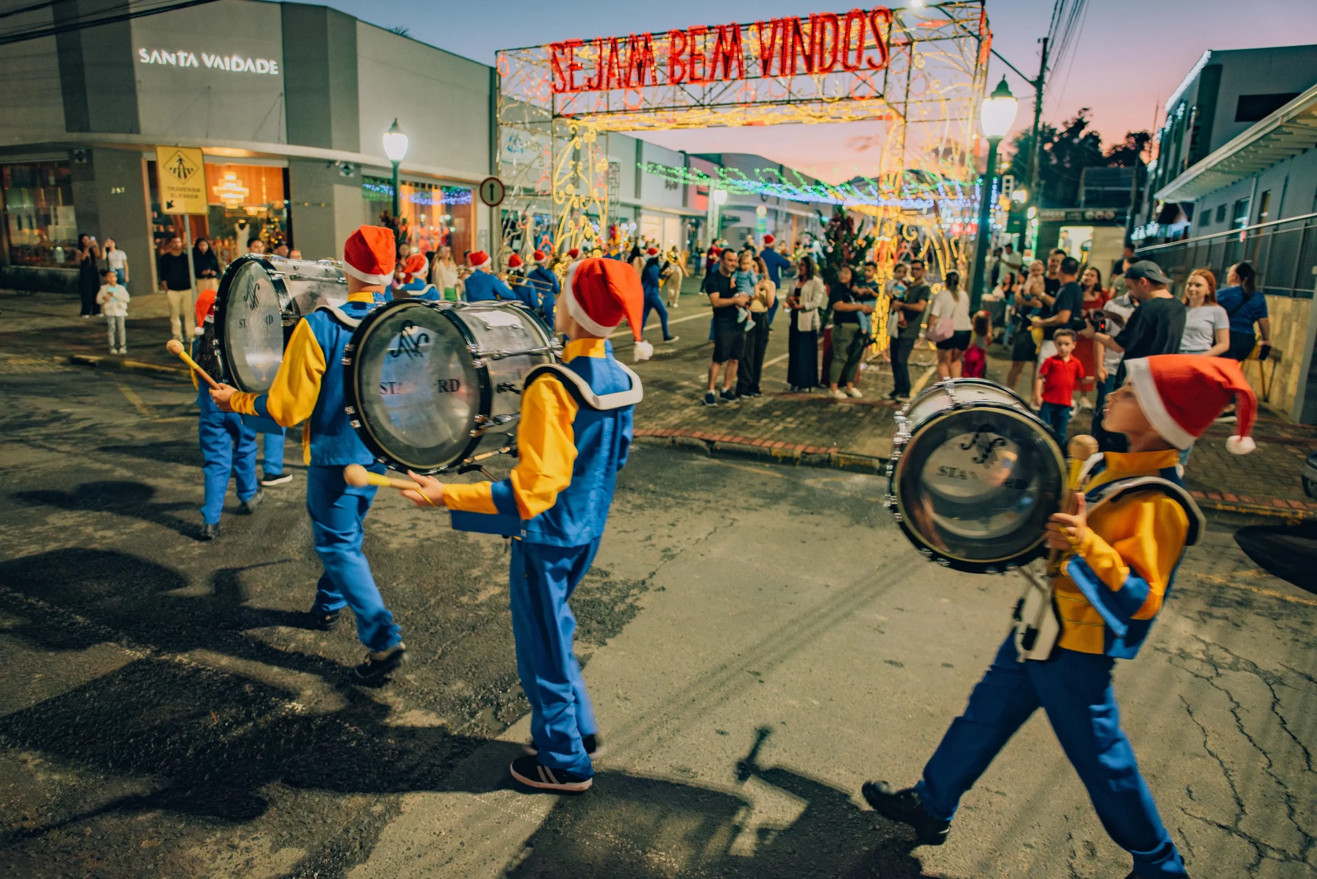 Abertura do "Natal de Irati" encanta moradores com desfile, cantata e a magia do Papai Noel