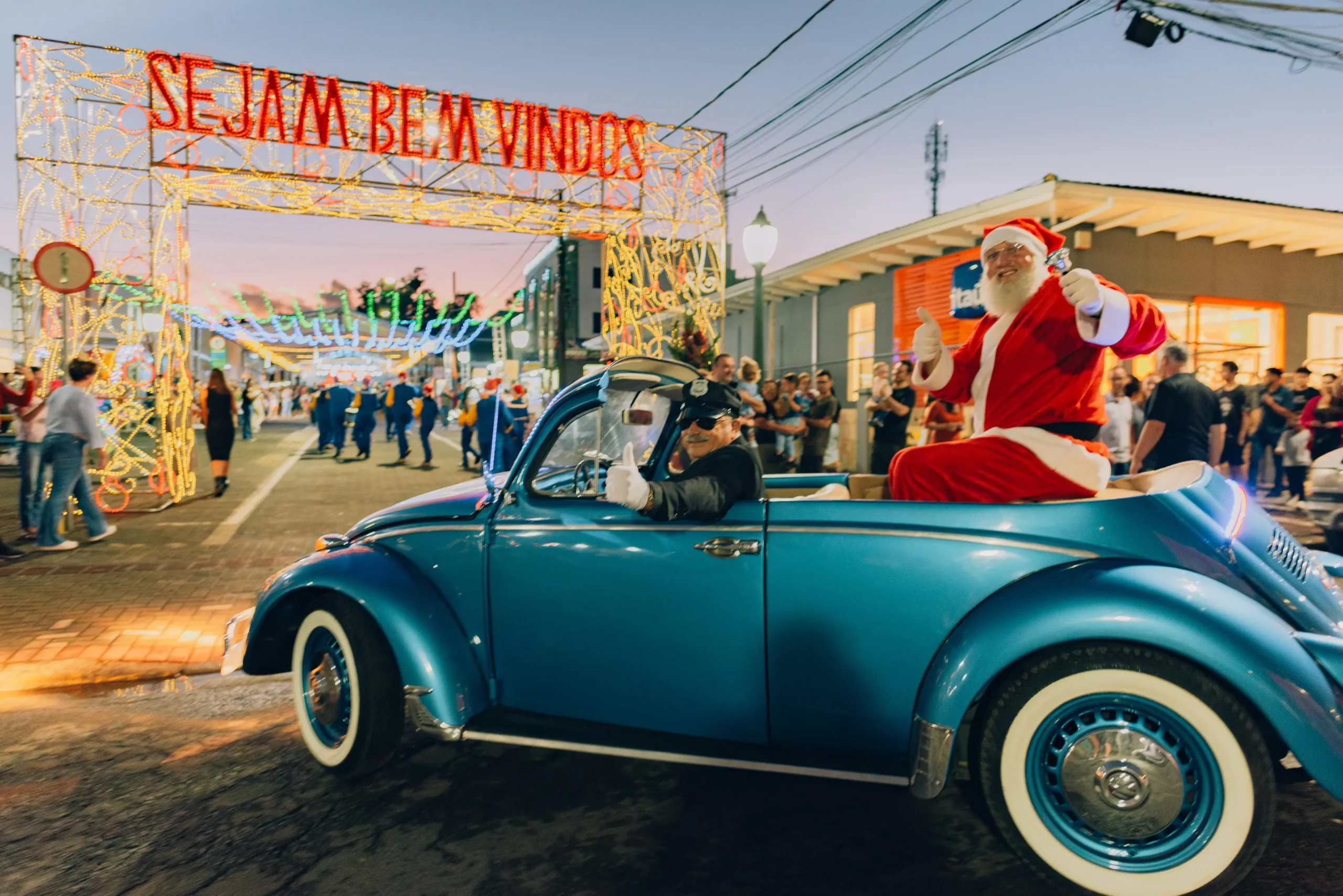 Abertura do "Natal de Irati" encanta moradores com desfile, cantata e a magia do Papai Noel