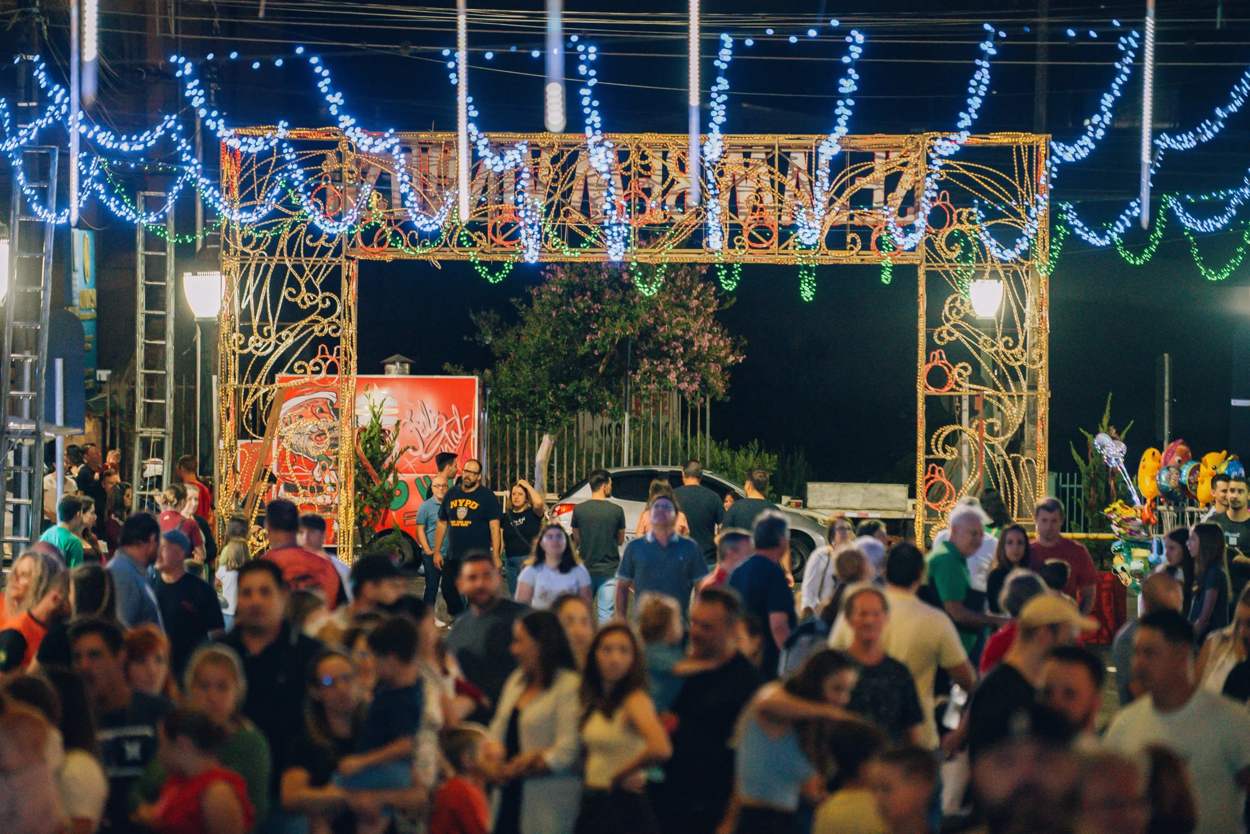 Abertura do "Natal de Irati" encanta moradores com desfile, cantata e a magia do Papai Noel