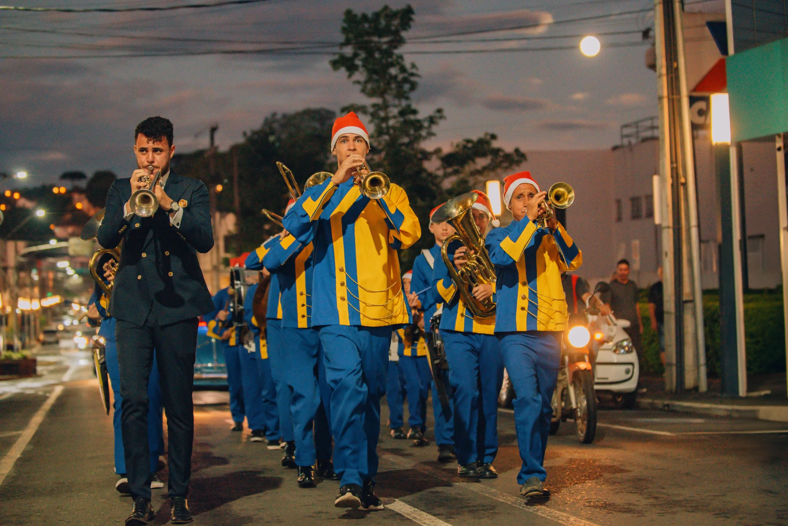 Abertura do "Natal de Irati" encanta moradores com desfile, cantata e a magia do Papai Noel