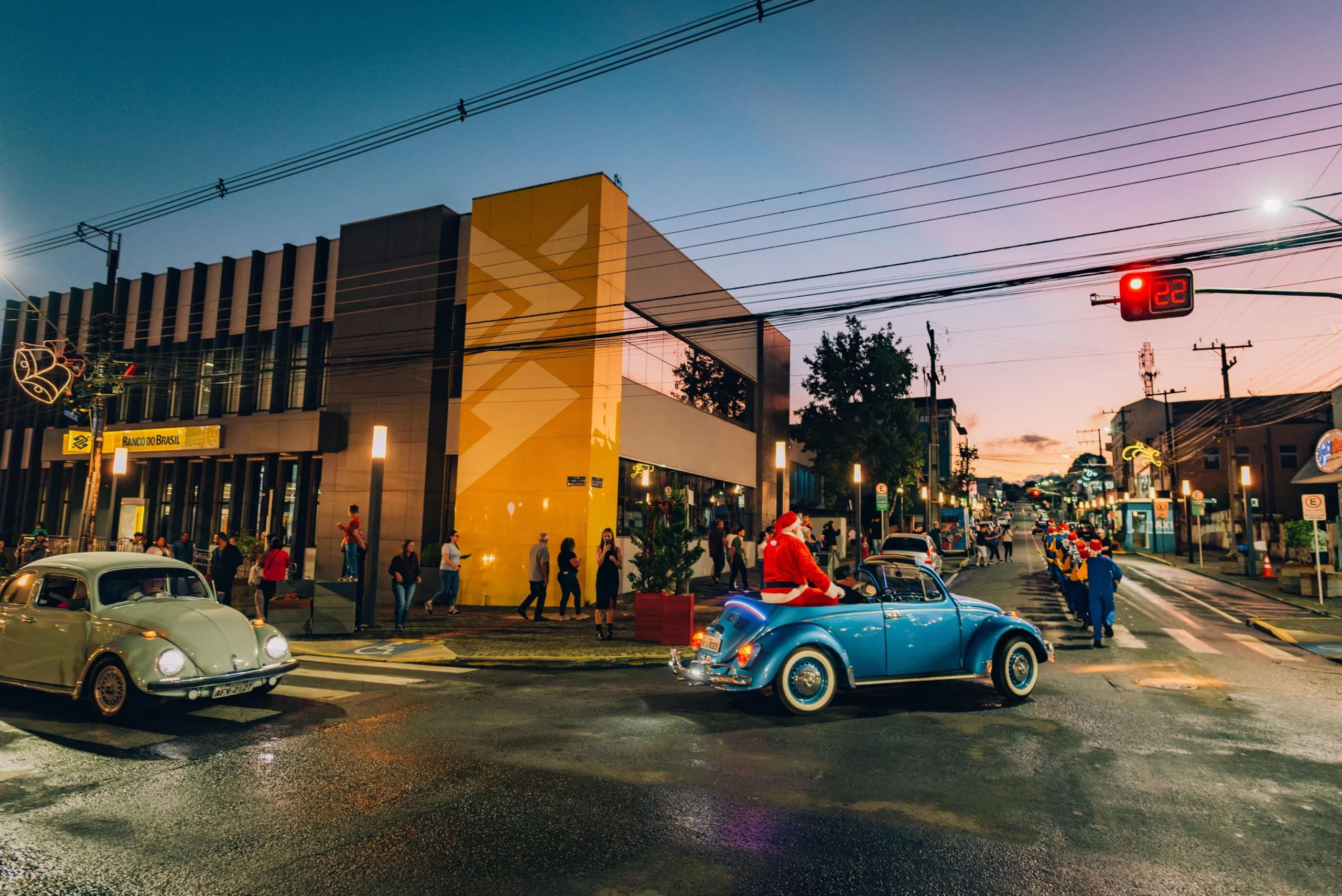 Abertura do "Natal de Irati" encanta moradores com desfile, cantata e a magia do Papai Noel