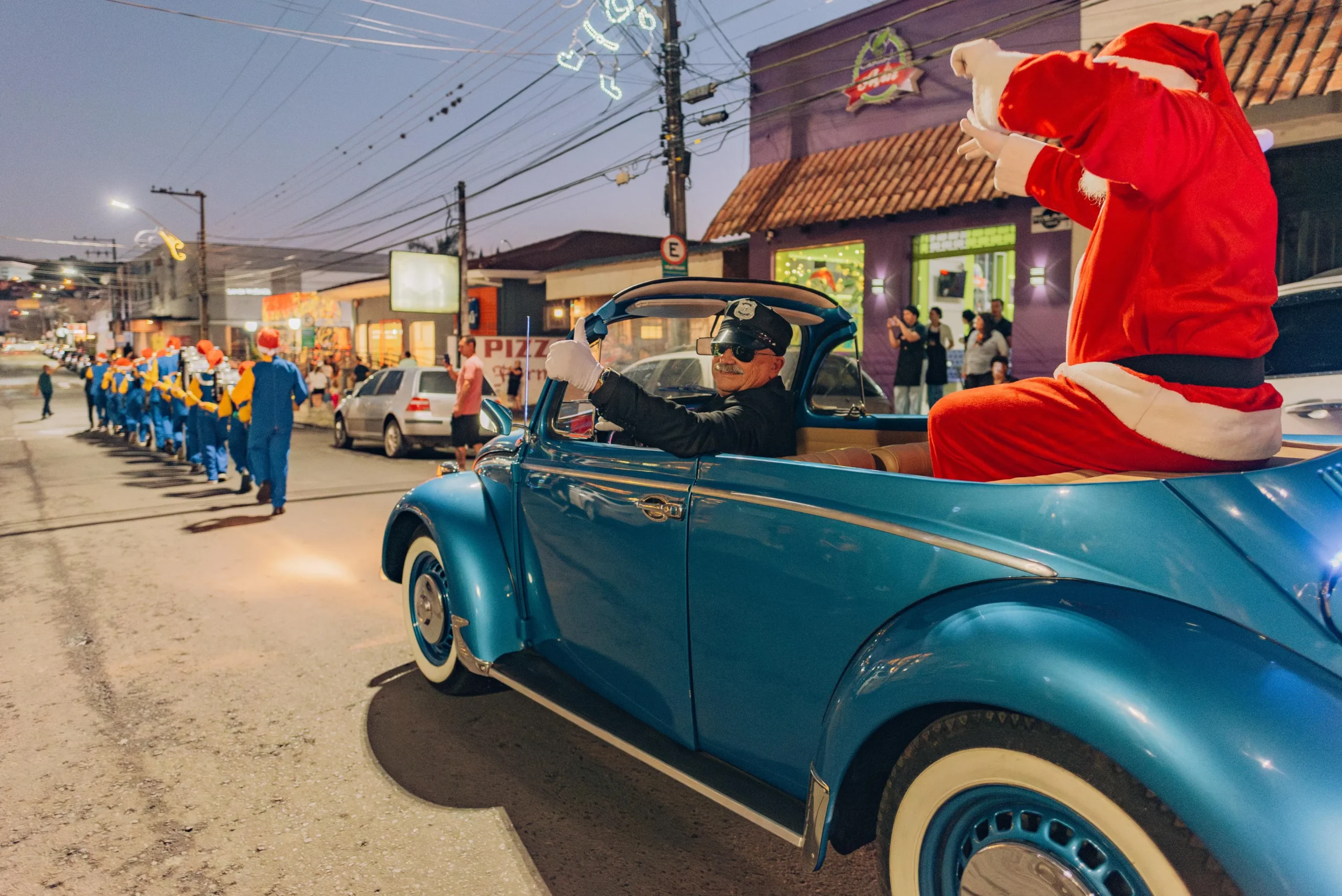 Abertura do "Natal de Irati" encanta moradores com desfile, cantata e a magia do Papai Noel