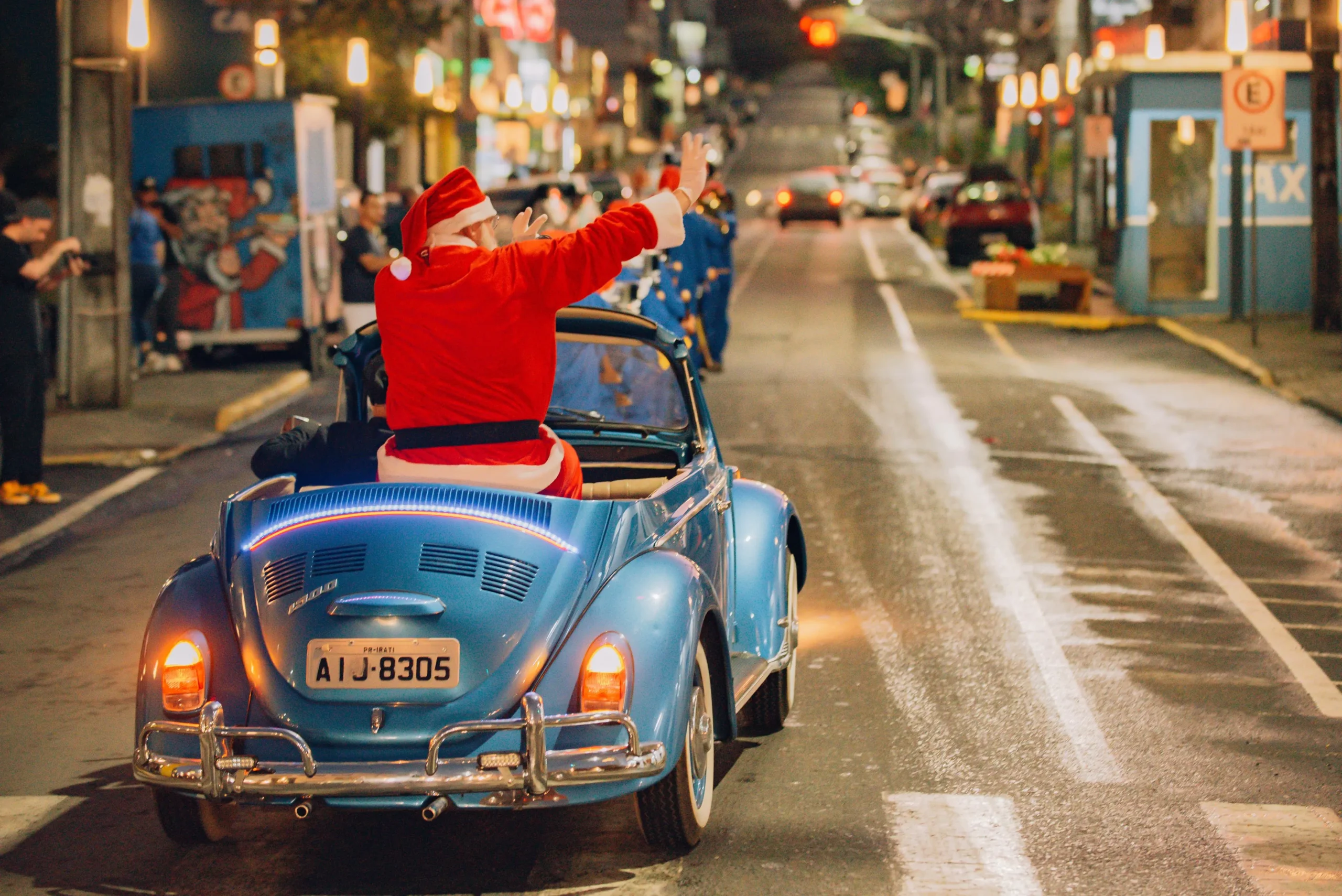 Abertura do "Natal de Irati" encanta moradores com desfile, cantata e a magia do Papai Noel