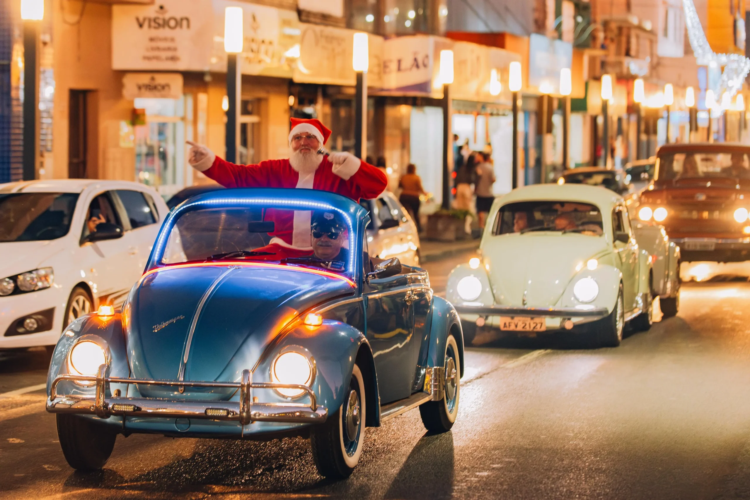 Abertura do "Natal de Irati" encanta moradores com desfile, cantata e a magia do Papai Noel