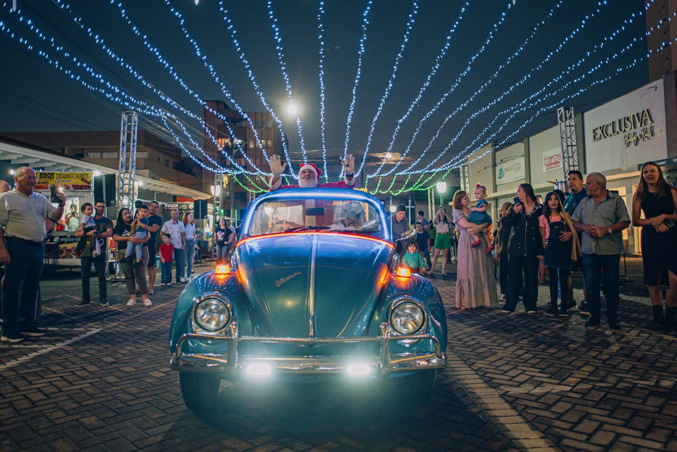 Abertura do "Natal de Irati" encanta moradores com desfile, cantata e a magia do Papai Noel