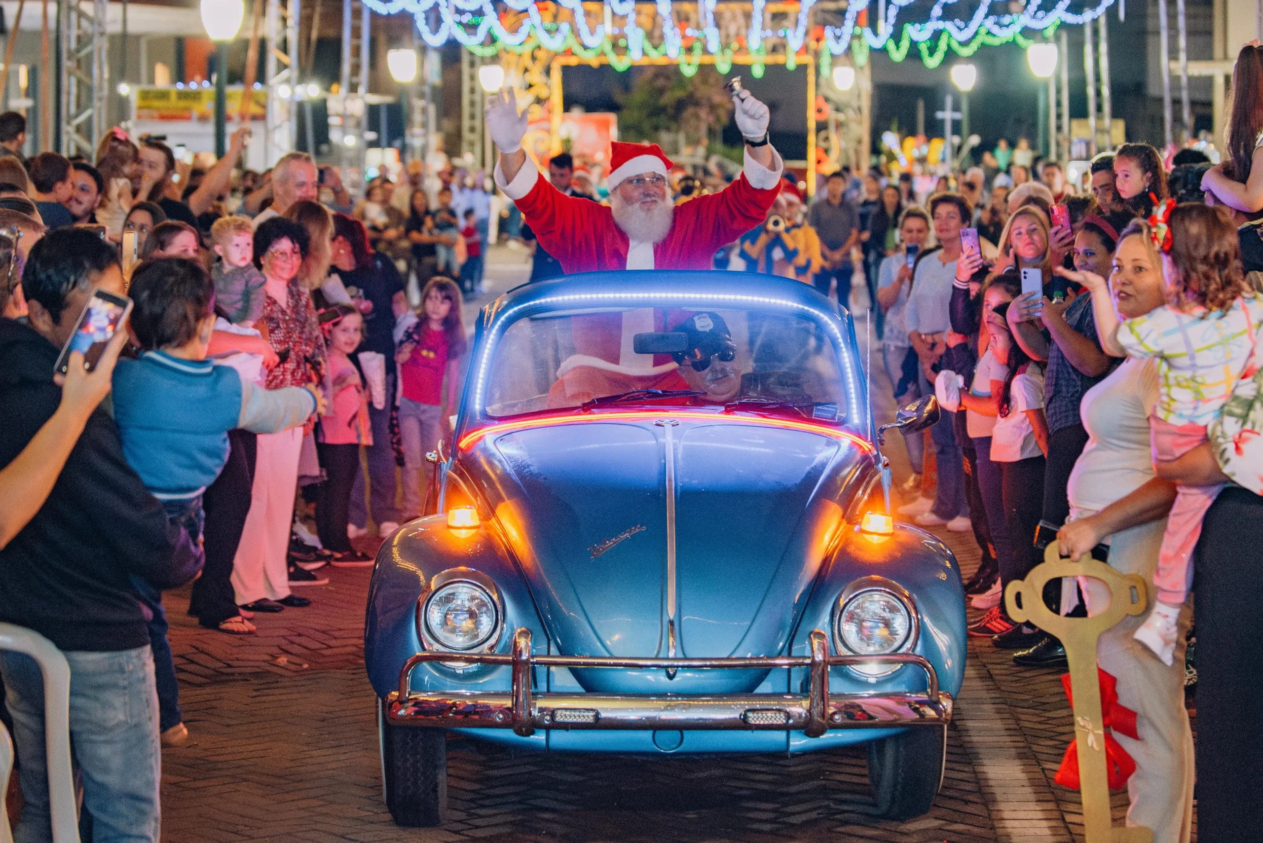 Abertura do "Natal de Irati" encanta moradores com desfile, cantata e a magia do Papai Noel