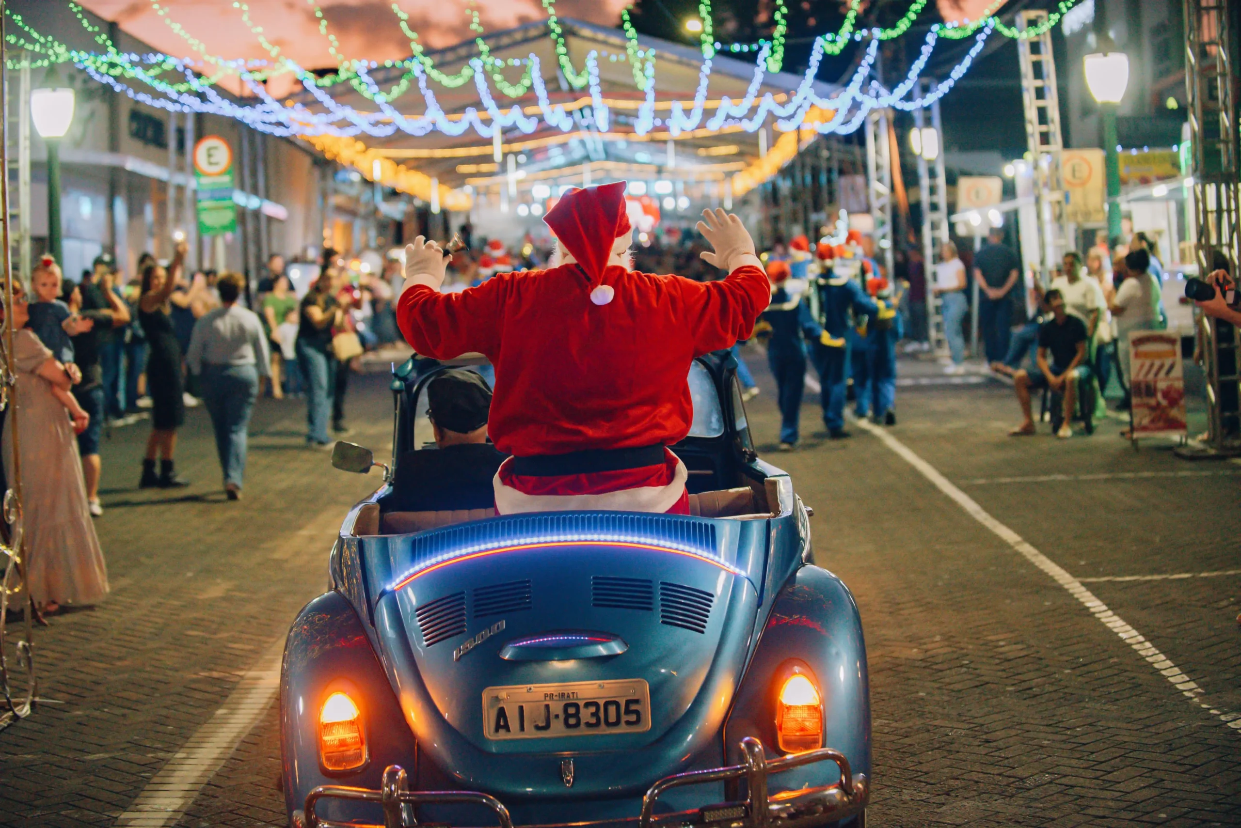 Abertura do "Natal de Irati" encanta moradores com desfile, cantata e a magia do Papai Noel