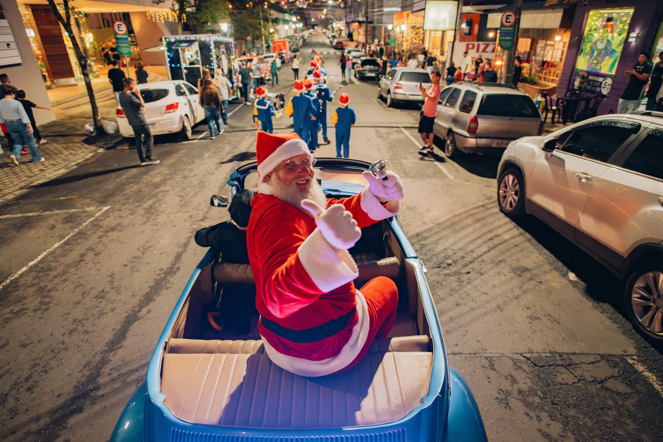 Abertura do "Natal de Irati" encanta moradores com desfile, cantata e a magia do Papai Noel