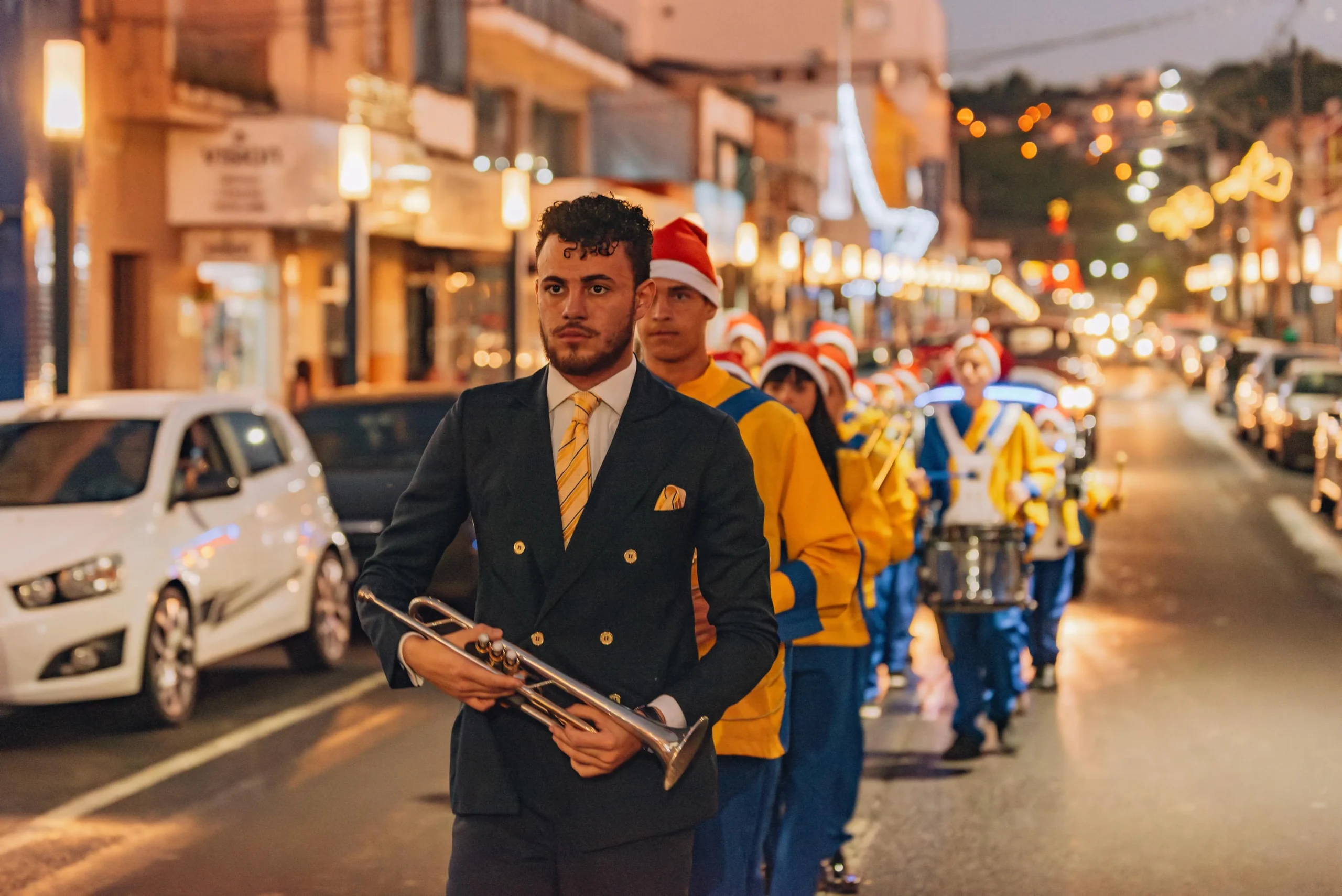 Abertura do "Natal de Irati" encanta moradores com desfile, cantata e a magia do Papai Noel