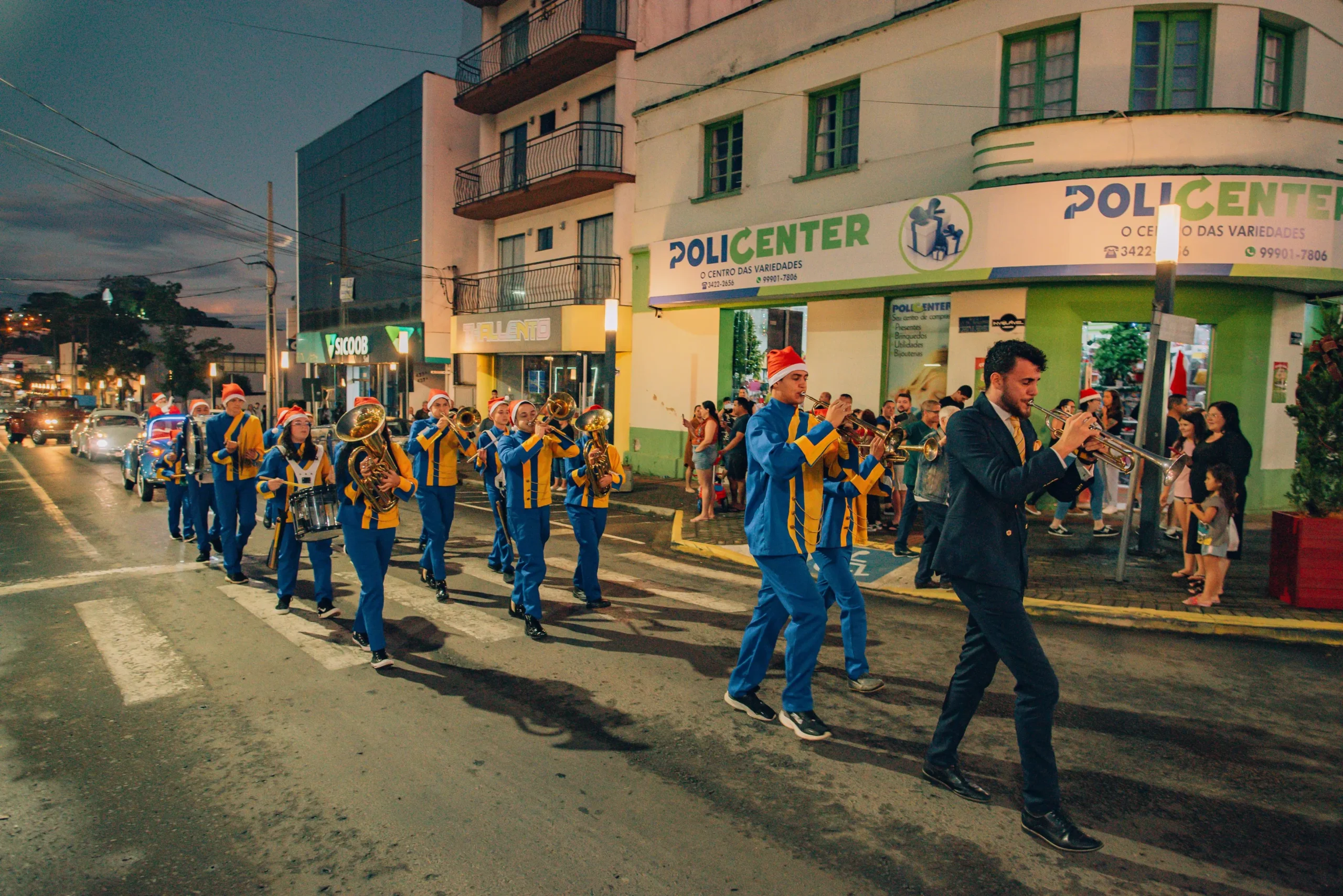 Abertura do "Natal de Irati" encanta moradores com desfile, cantata e a magia do Papai Noel