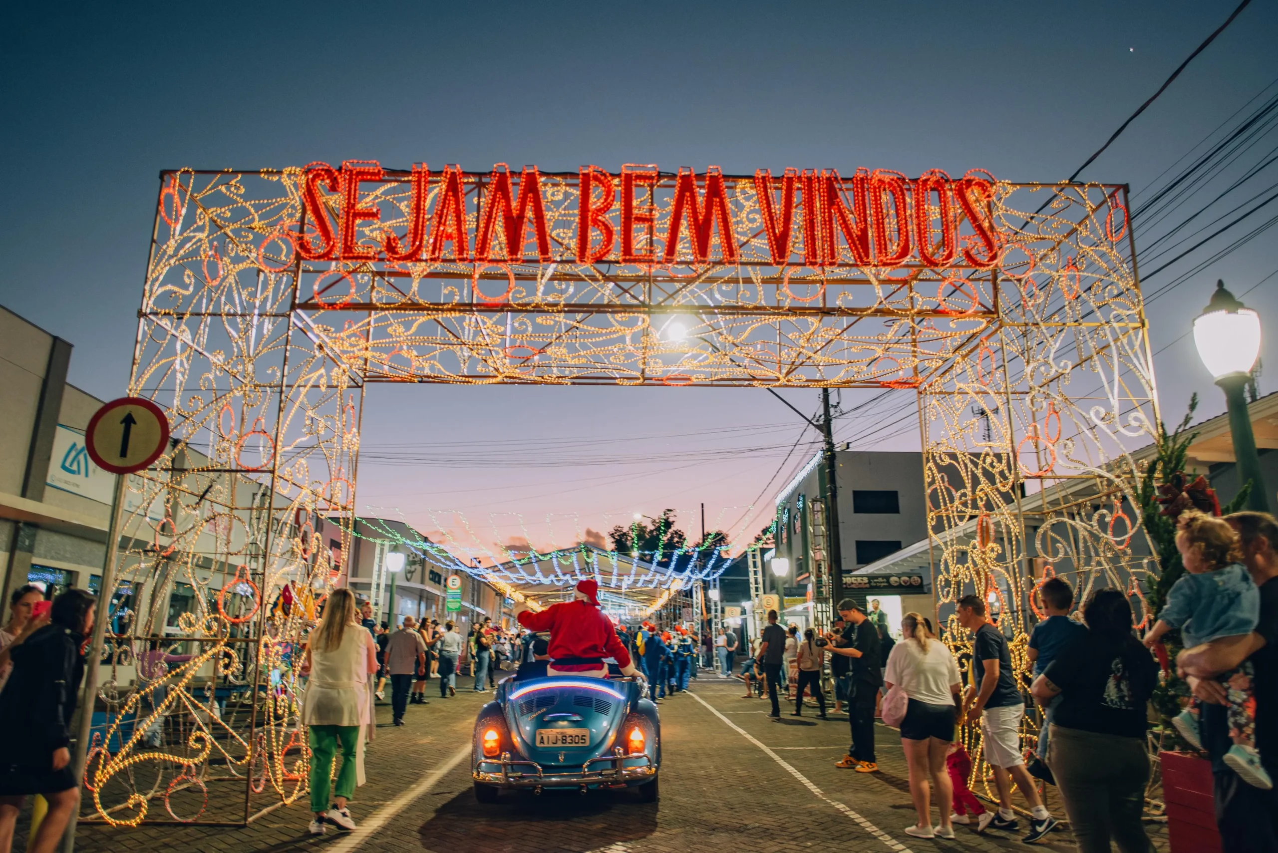 Abertura do "Natal de Irati" encanta moradores com desfile, cantata e a magia do Papai Noel