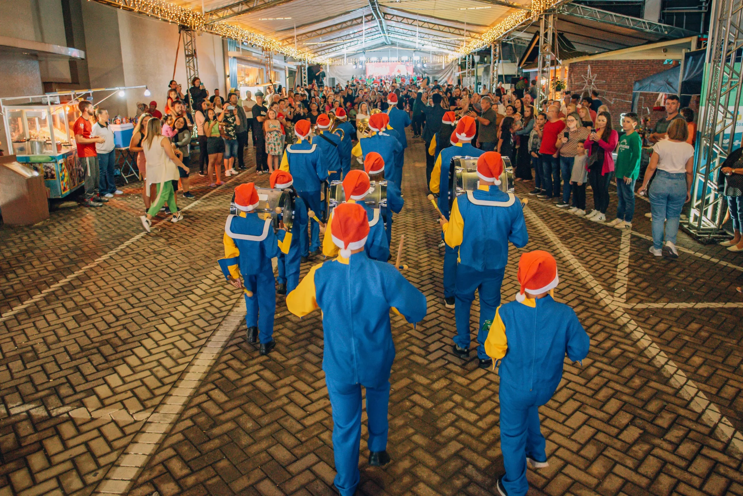 Abertura do "Natal de Irati" encanta moradores com desfile, cantata e a magia do Papai Noel