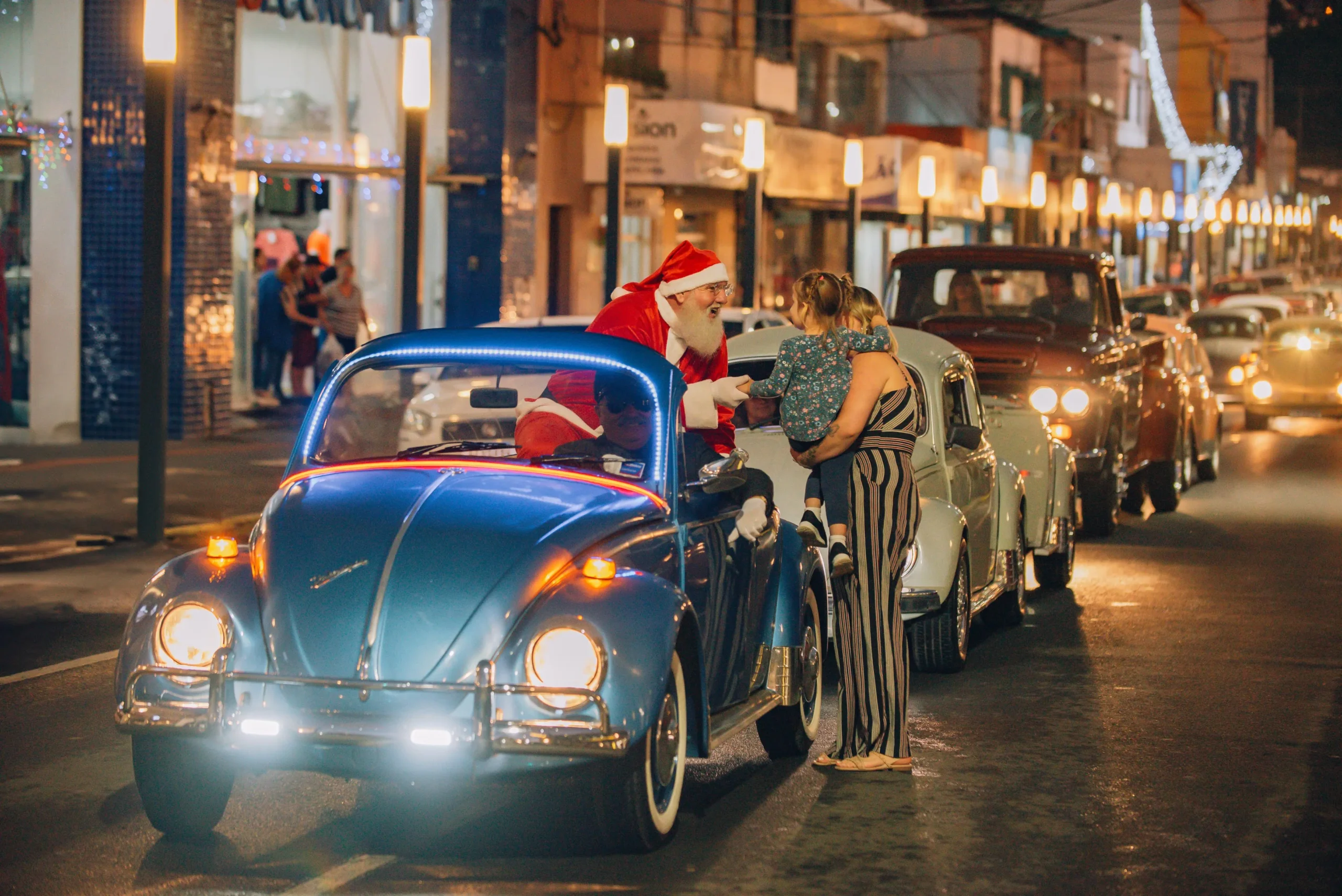 Abertura do "Natal de Irati" encanta moradores com desfile, cantata e a magia do Papai Noel