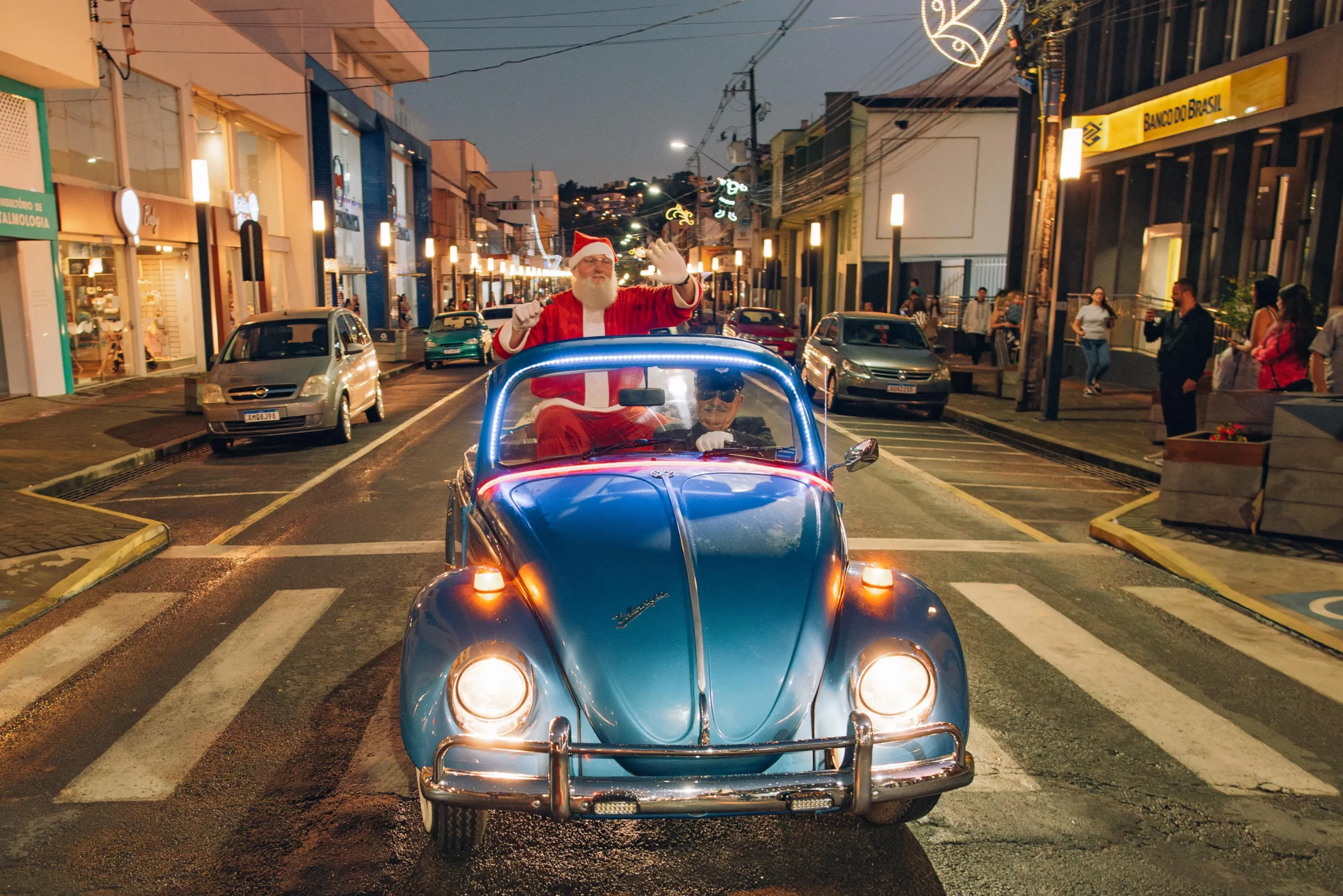 Abertura do "Natal de Irati" encanta moradores com desfile, cantata e a magia do Papai Noel