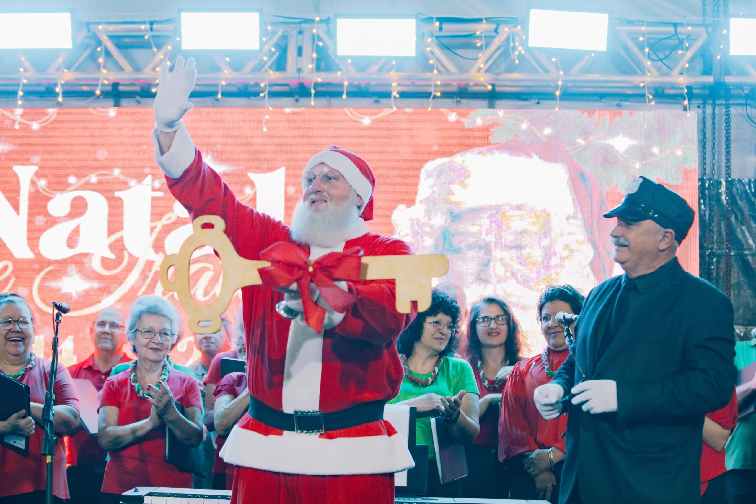 Abertura do "Natal de Irati" encanta moradores com desfile, cantata e a magia do Papai Noel