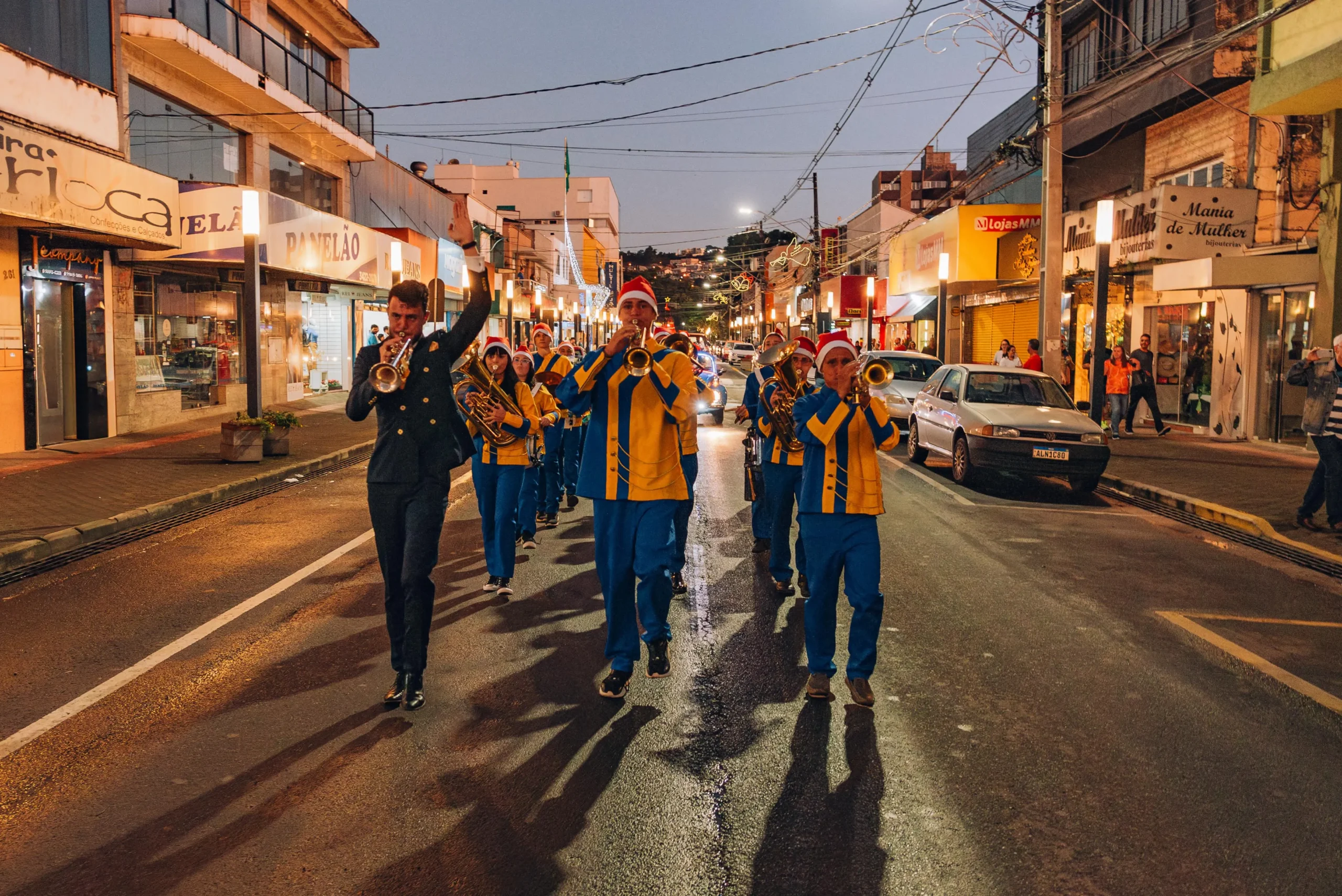 Abertura do "Natal de Irati" encanta moradores com desfile, cantata e a magia do Papai Noel