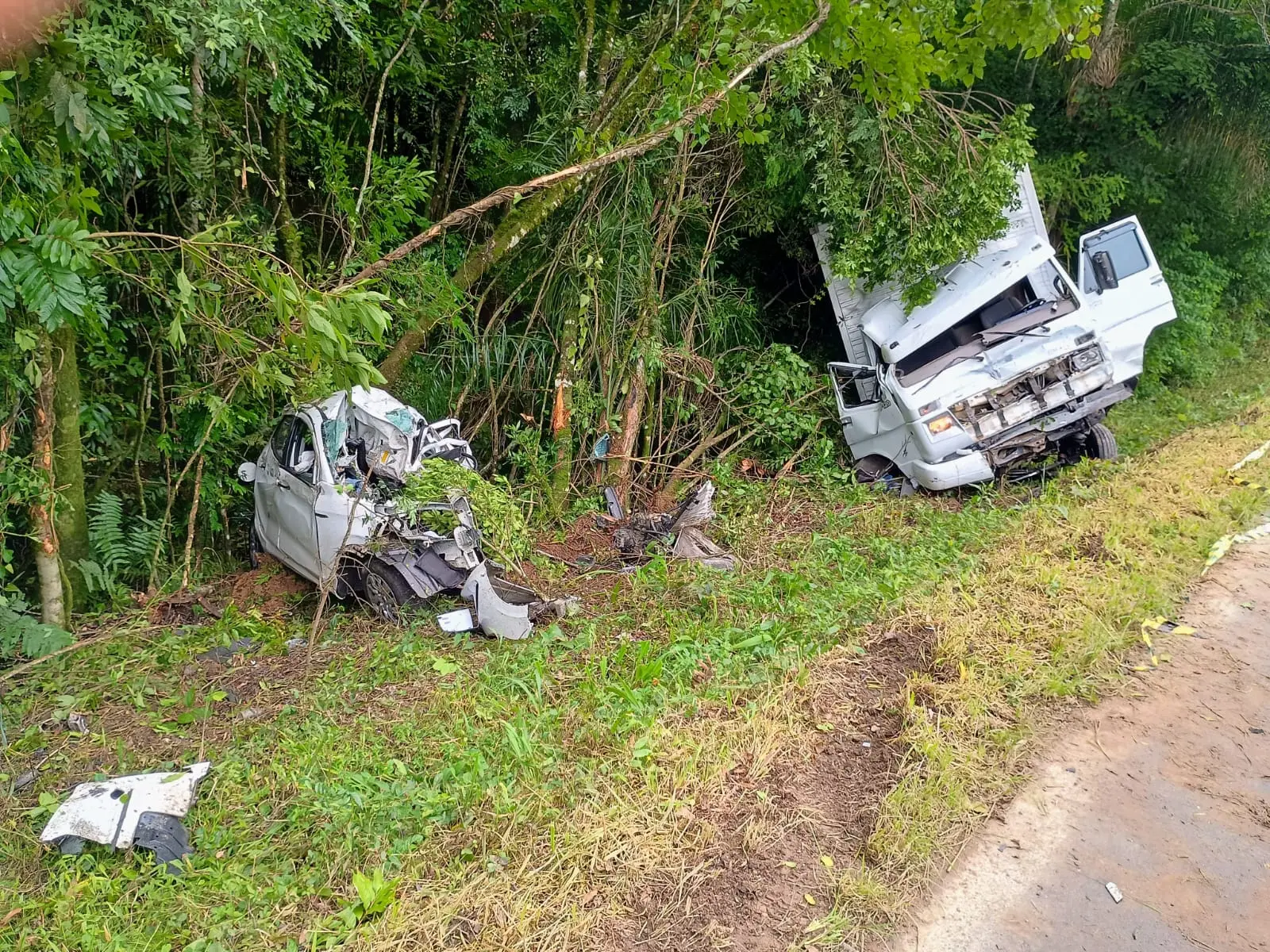 Acidente interdita pista entre Rebouças e Rio Azul