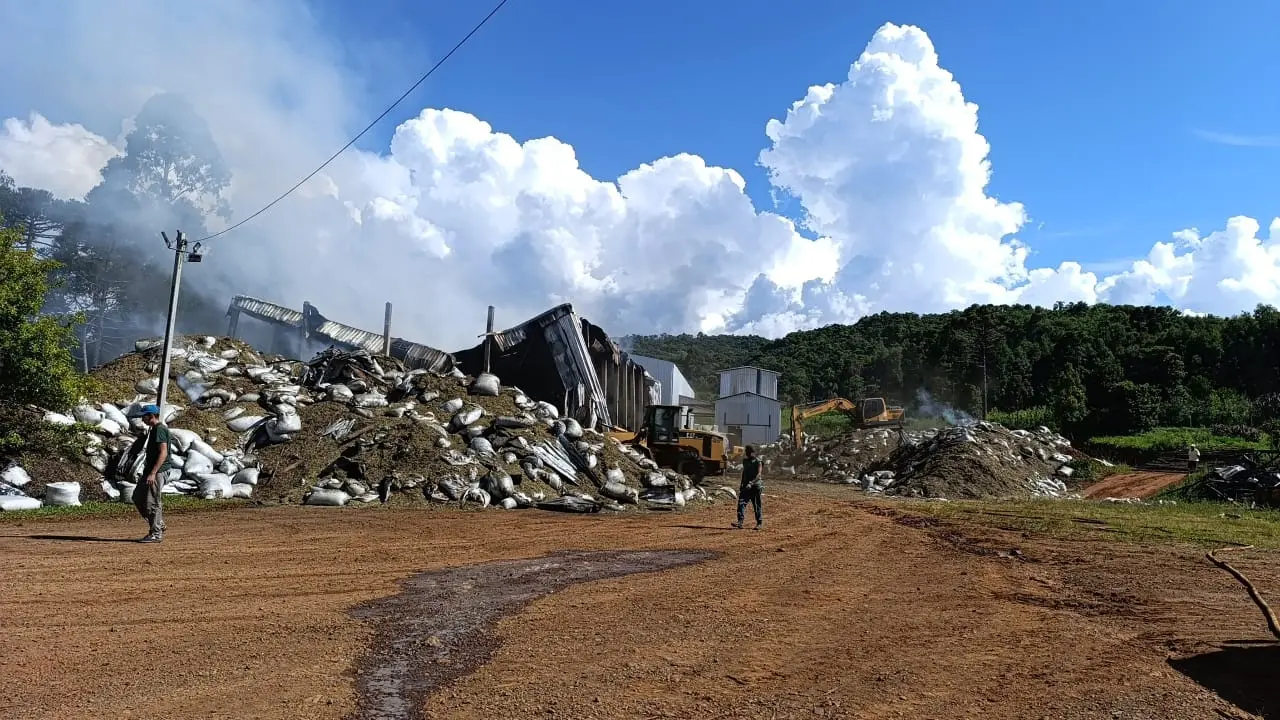 Incêndio destrói barracão de indústria de erva mate em Cruz Machado