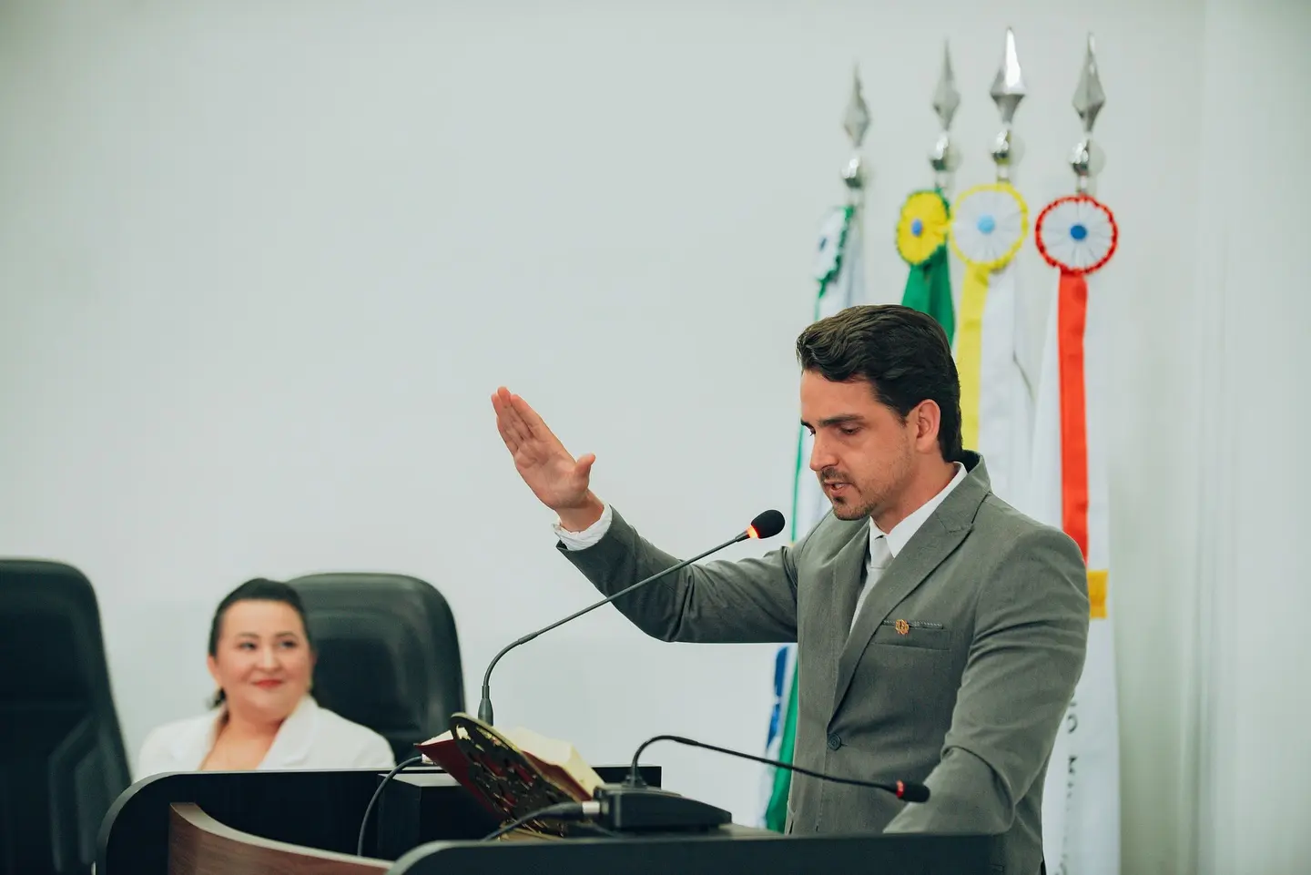 Emiliano Gomes e Larissa Mazepa são empossados e assumem Prefeitura de Irati