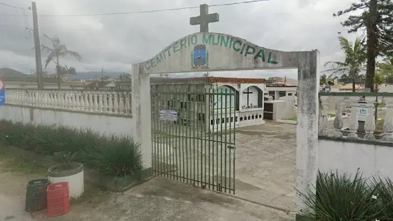 Prefeitura de Matinhos encontra freezer com ossadas humanas e animais congelados no cemitério local