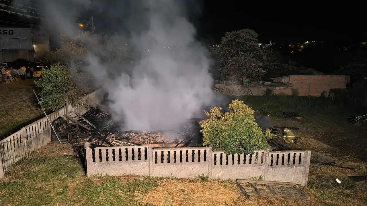 Incêndio destrói totalmente residência na Vila São João em Irati