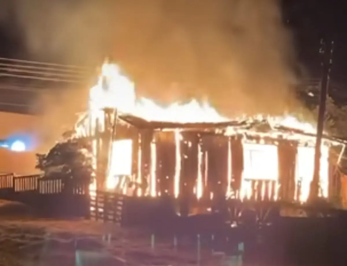 Incêndio destrói totalmente residência na Vila São João em Irati