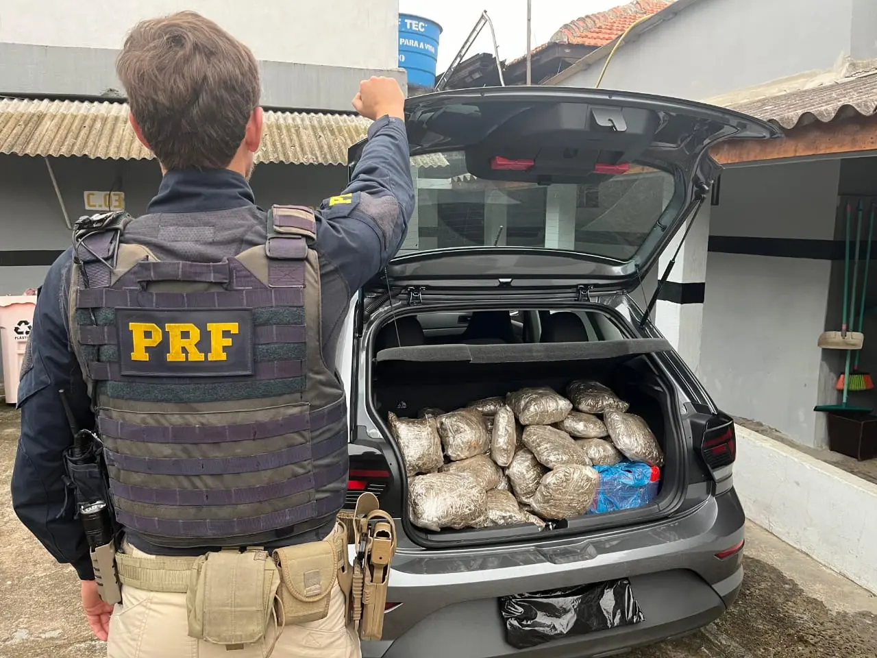 Polícia Rodoviária Federal apreende mais de 170Kg de maconha em Irati