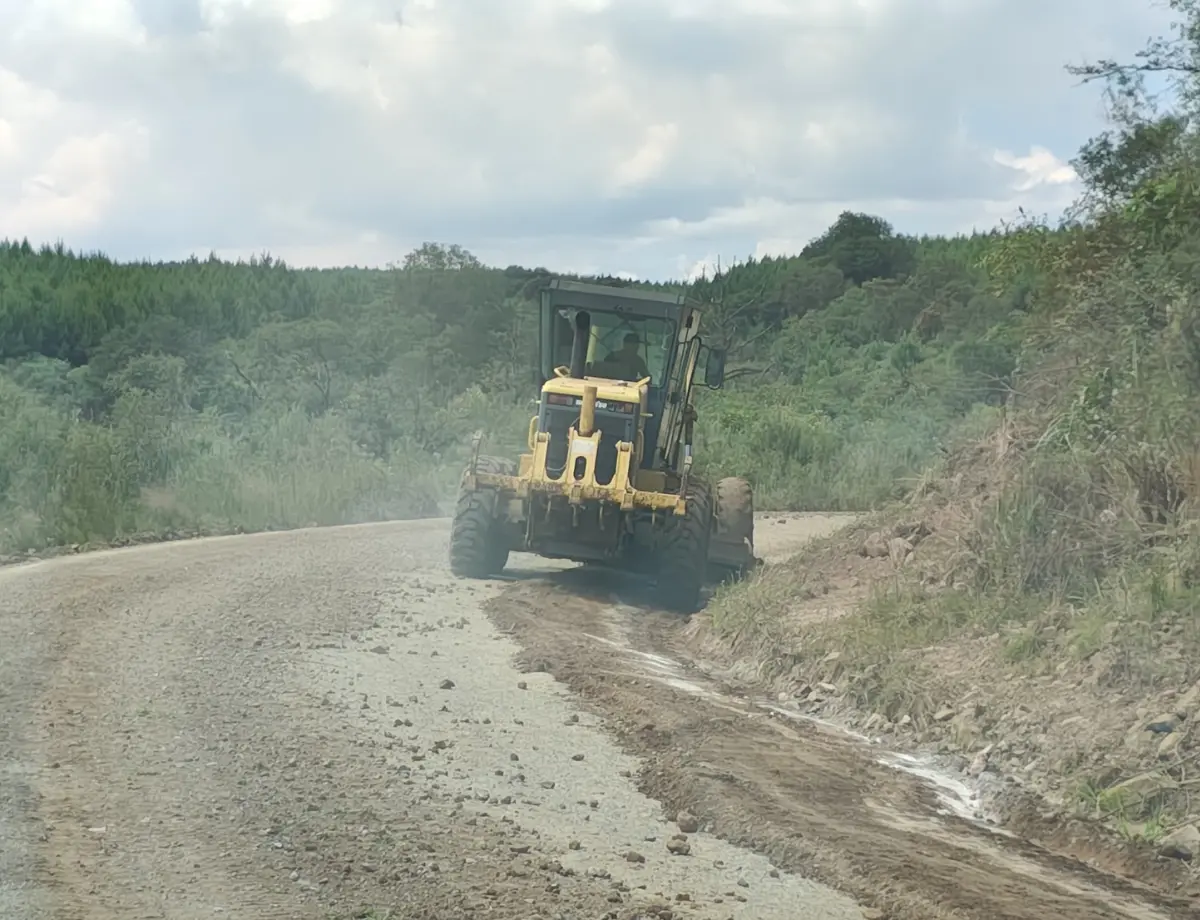 Prefeitura realiza readequação de estradas do interior de Inácio Martins