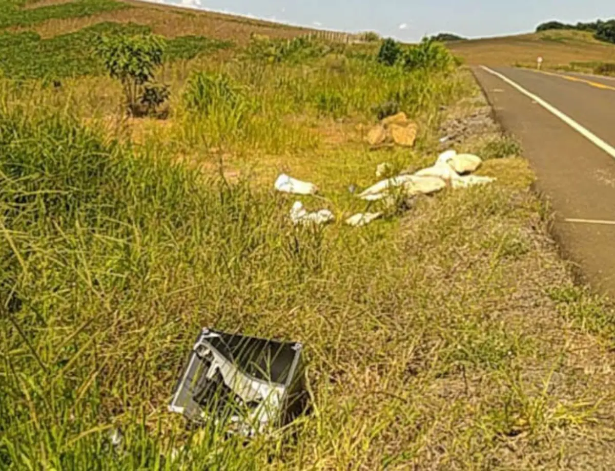 DER/PR alerta para riscos do descarte irregular de lixo em rodovias estaduais