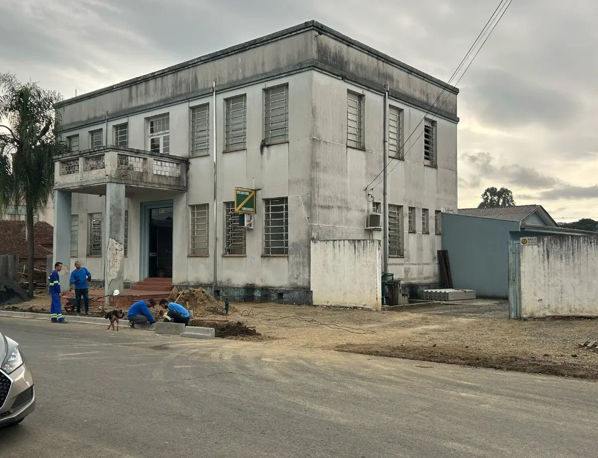 Prefeitura de Rebouças passa por reforma para revitalizar prédio histórico