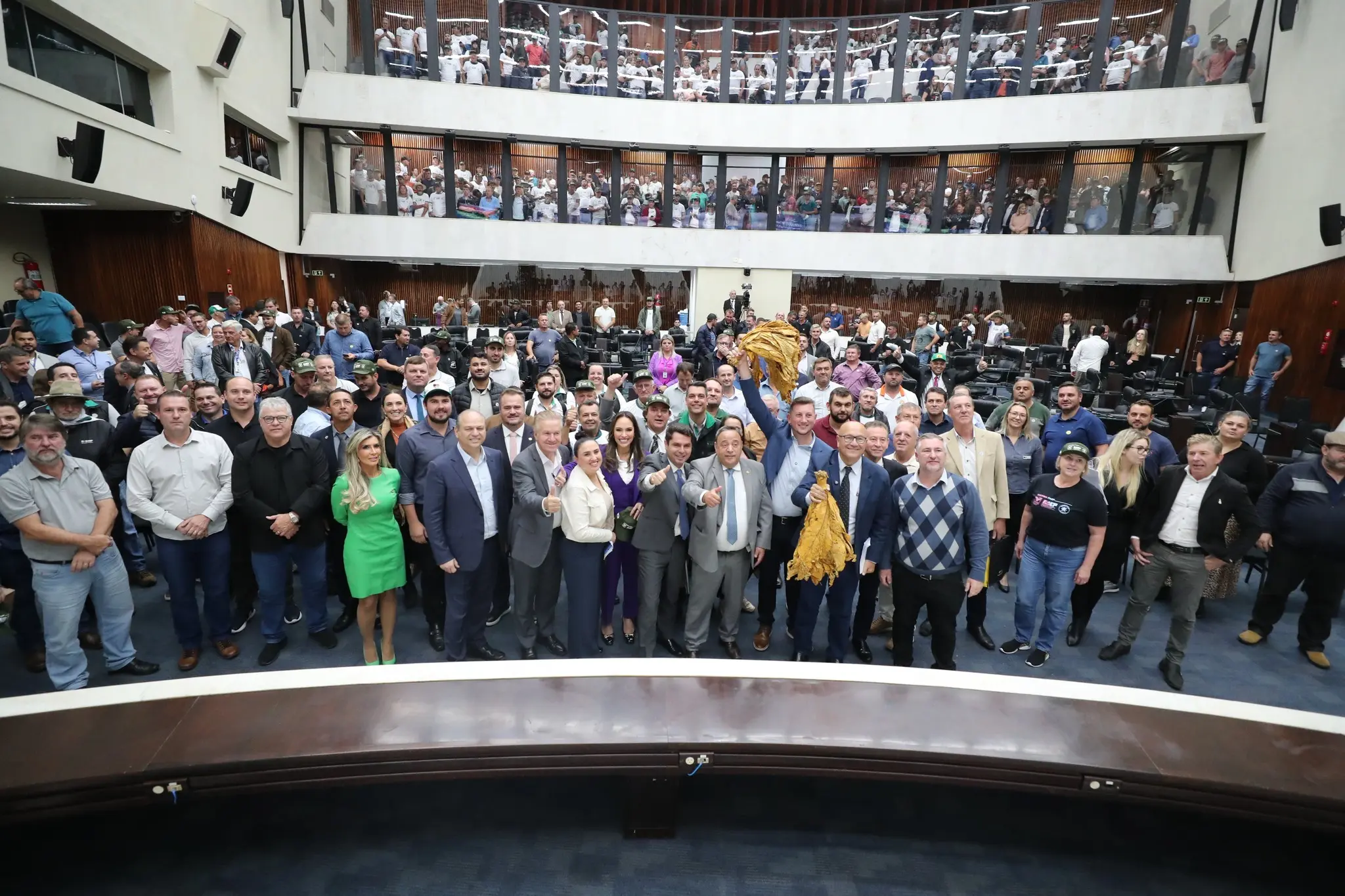 Assembleia Legislativa debate lei da compra do fumo no paiol no Paraná