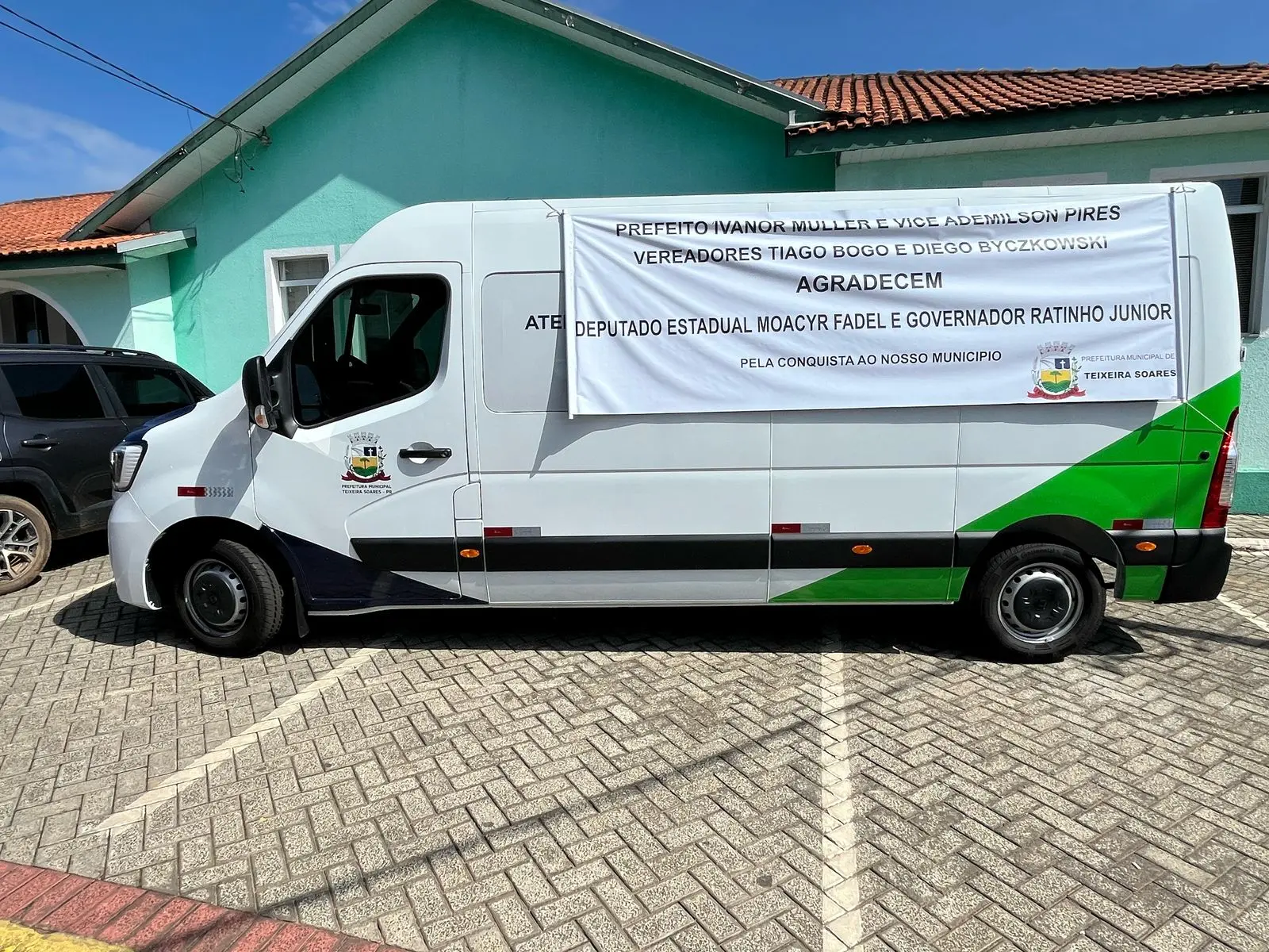 Teixeira Soares recebe van para transporte de pacientes através de emenda parlamentar