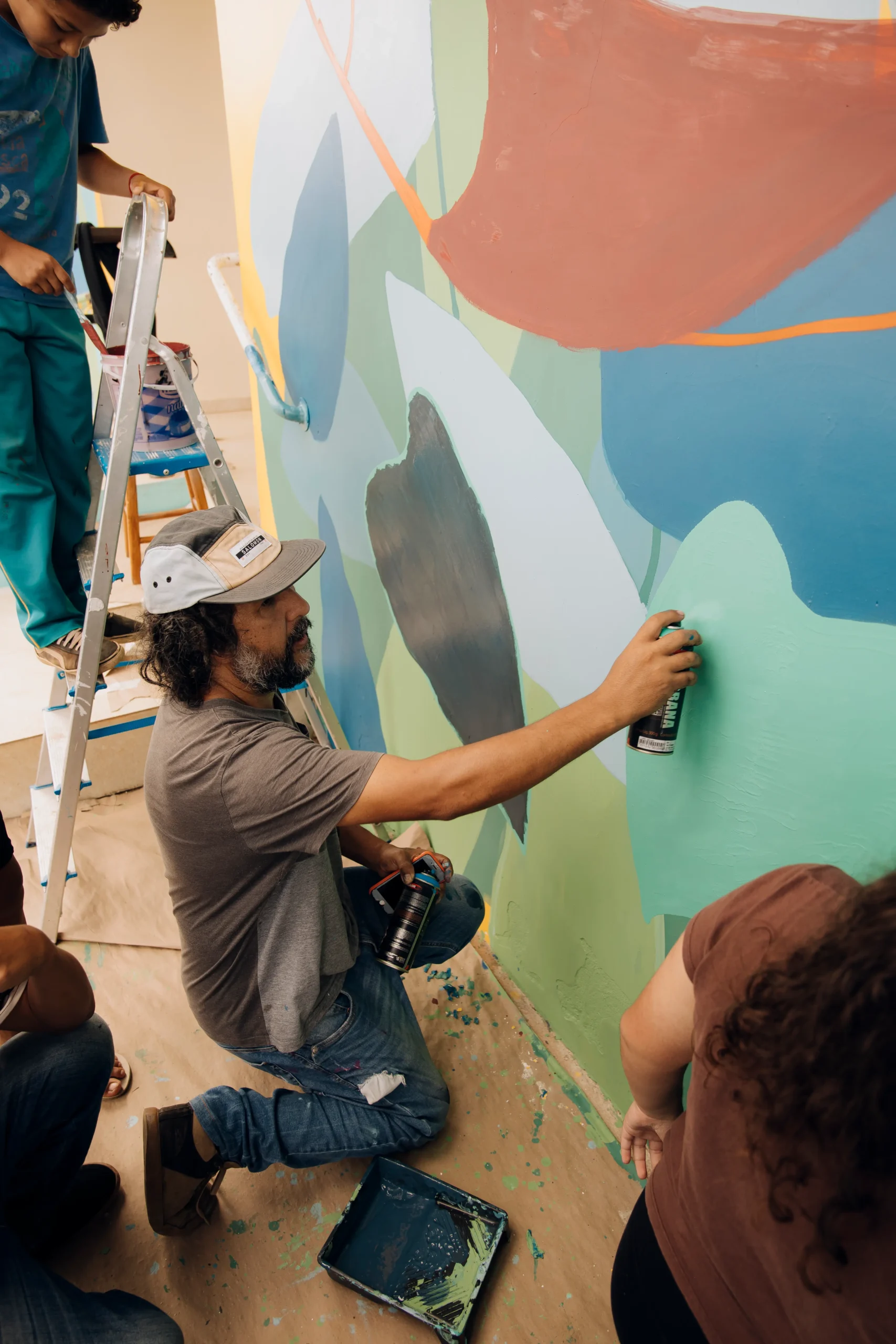 Teixeira Soares recebe artista Fox Malinoski durante Percurso de Artes Urbanas promovido pelo AMAS