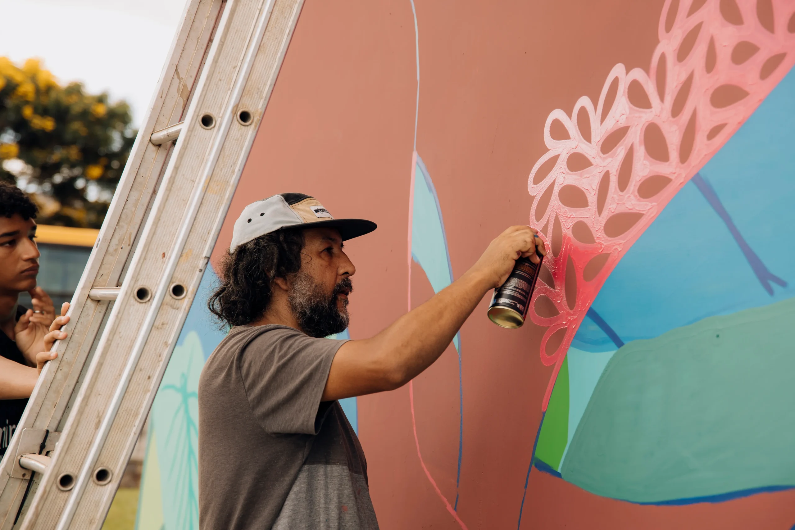 Teixeira Soares recebe artista Fox Malinoski durante Percurso de Artes Urbanas promovido pelo AMAS