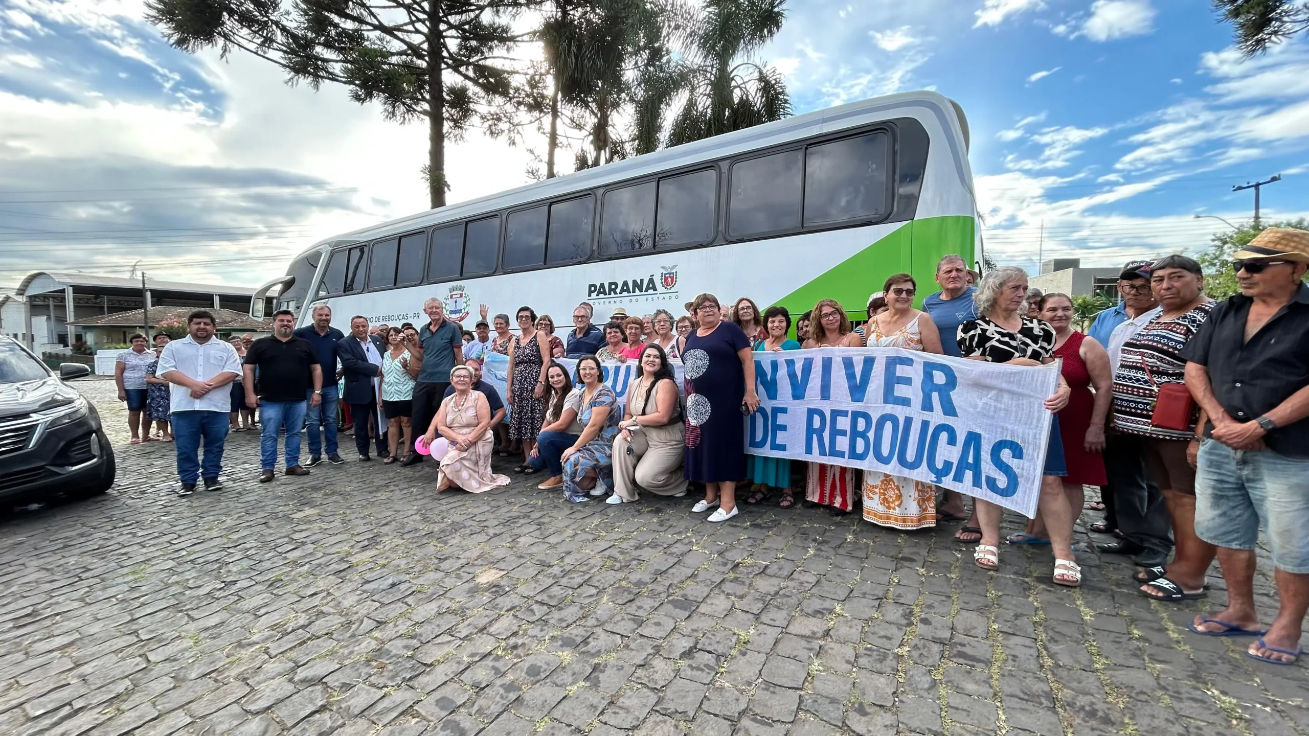 Com investimento de R$ 2,3 milhões, Hussein entrega novos ônibus para Rebouças