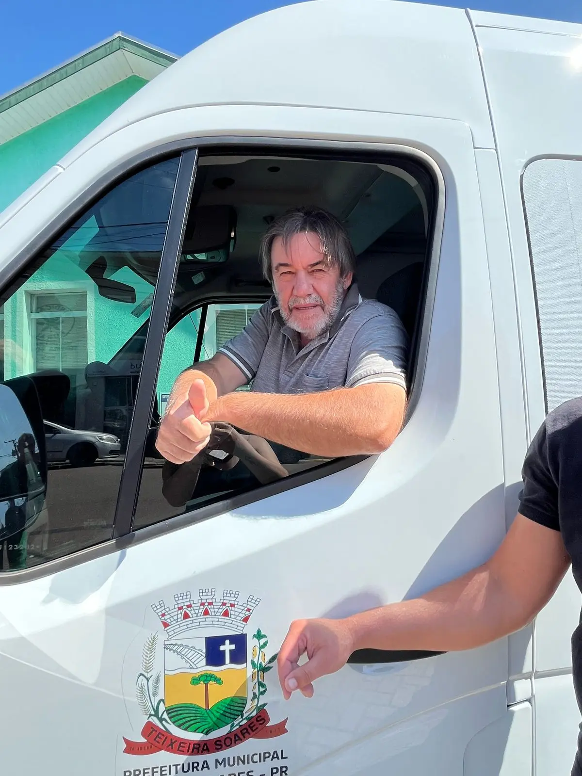Teixeira Soares recebe van para transporte de pacientes através de emenda parlamentar