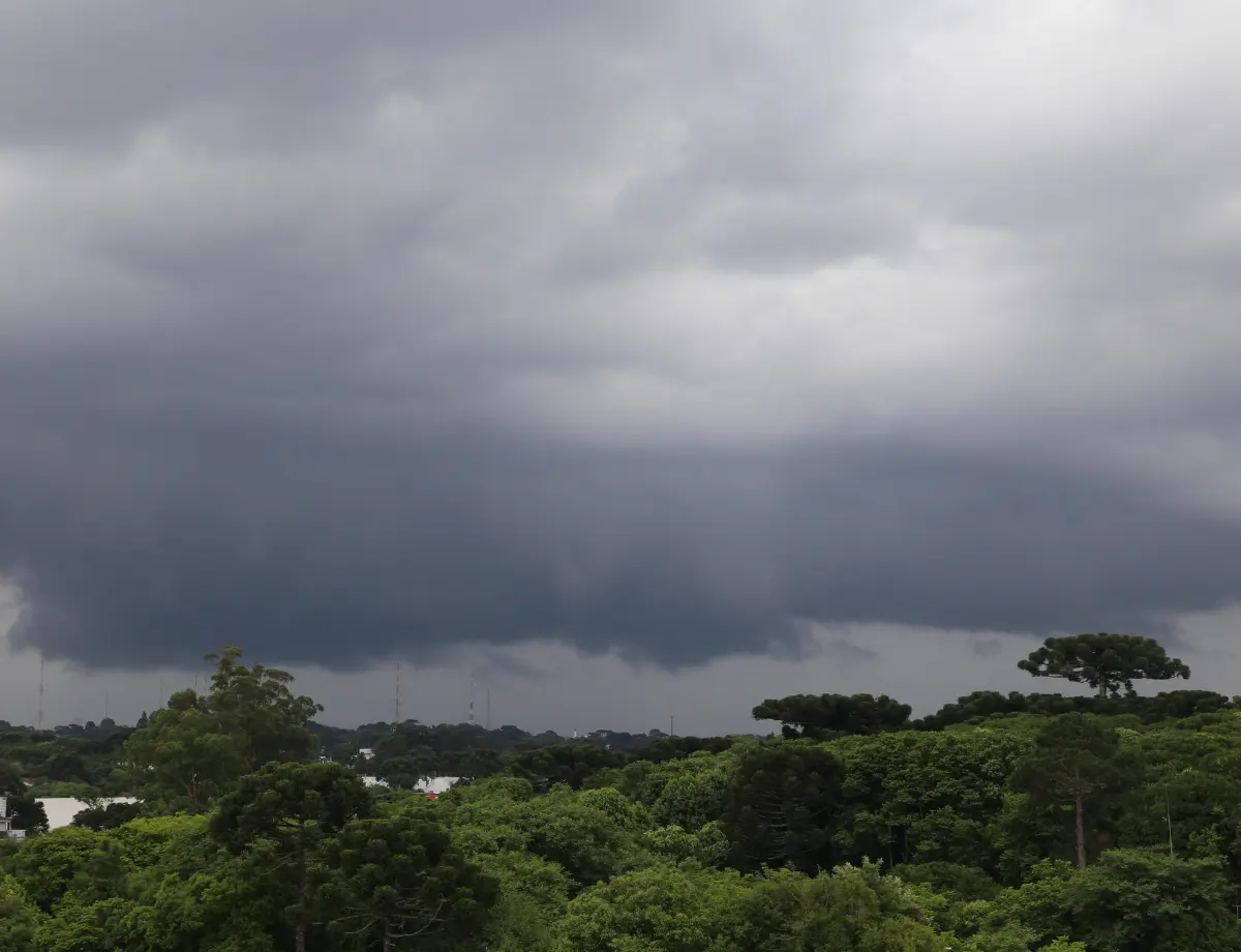 Defesa Civil alerta para temporais no Paraná e reforça apoio aos municípios