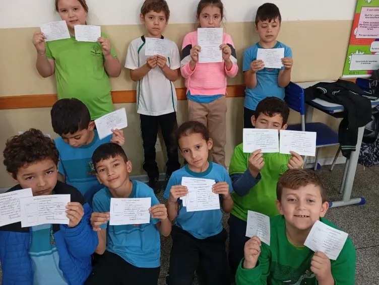 Alunos aprendem sobre documento de identidade para pets com Jornal Folha de Irati