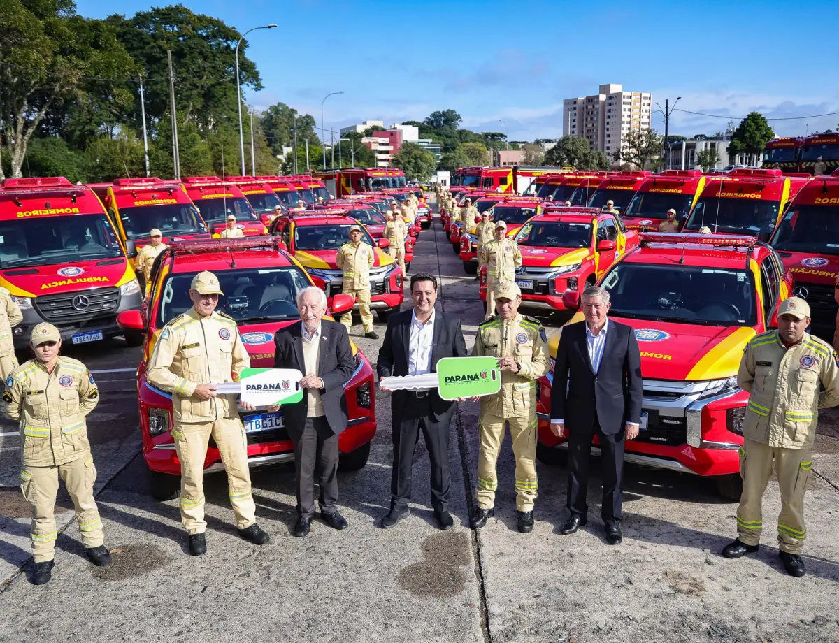 Caminhões, ambulâncias e sonar: governador entrega equipamentos aos Bombeiros
